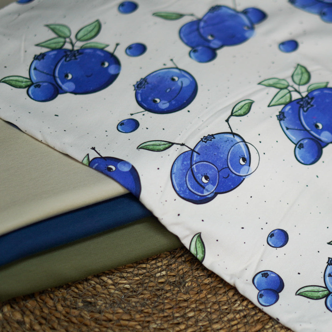 Kinderstoffe Meterware süße Blaubeeren mit Gesichtern und Brille von Katzengold Design mit Kombistoffen