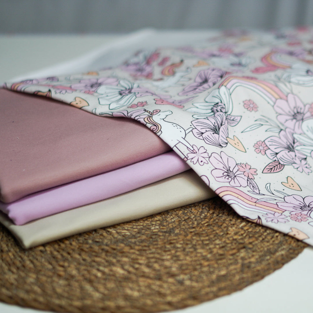 Kinderstoff mit süßen Einhörnern, Regebögen und Blumen von Katzengold Design mit Kombistoffen