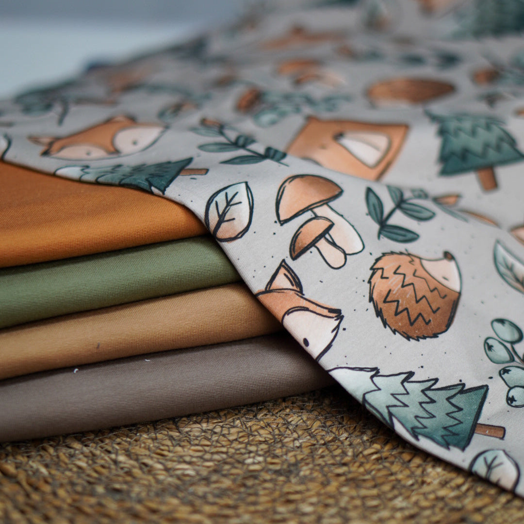 Kinderstoff Meterware mit Herbstmotiv mit Fuchs, Bär und Wald von Katzengold Design Kombistoffe