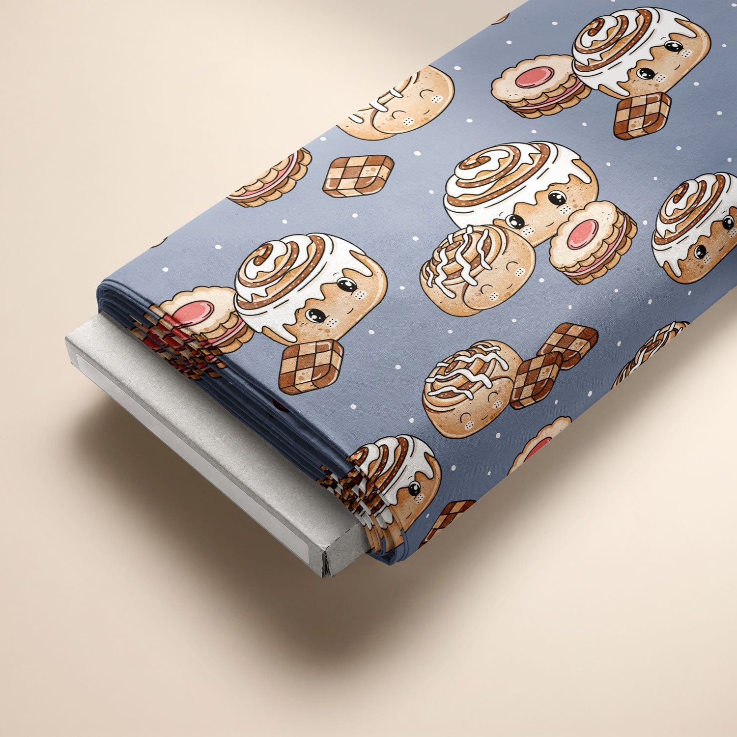 Kinderstoff mit weihnachtlichen Gebäck, wie Zimtschnecken und Plätzchen auf blau von Katzengold Design auf Ballen