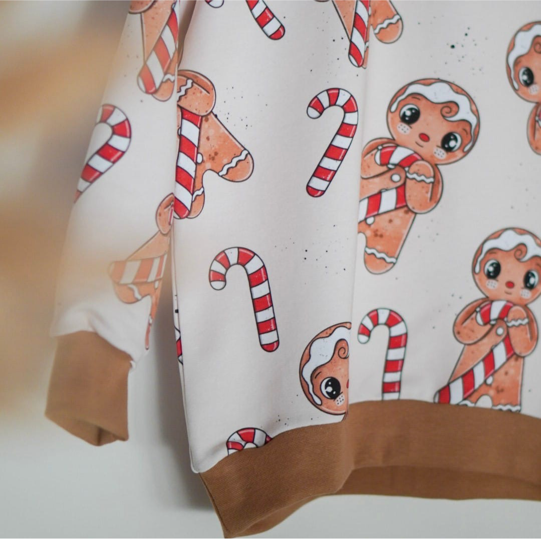 Kinderstoffe Meterware süßer Lebkuchen Lebkuchenmann mit Zuckerstange weihnachtlicher Stoff von Katzengold Design  als Pullover genäht Detailfoto