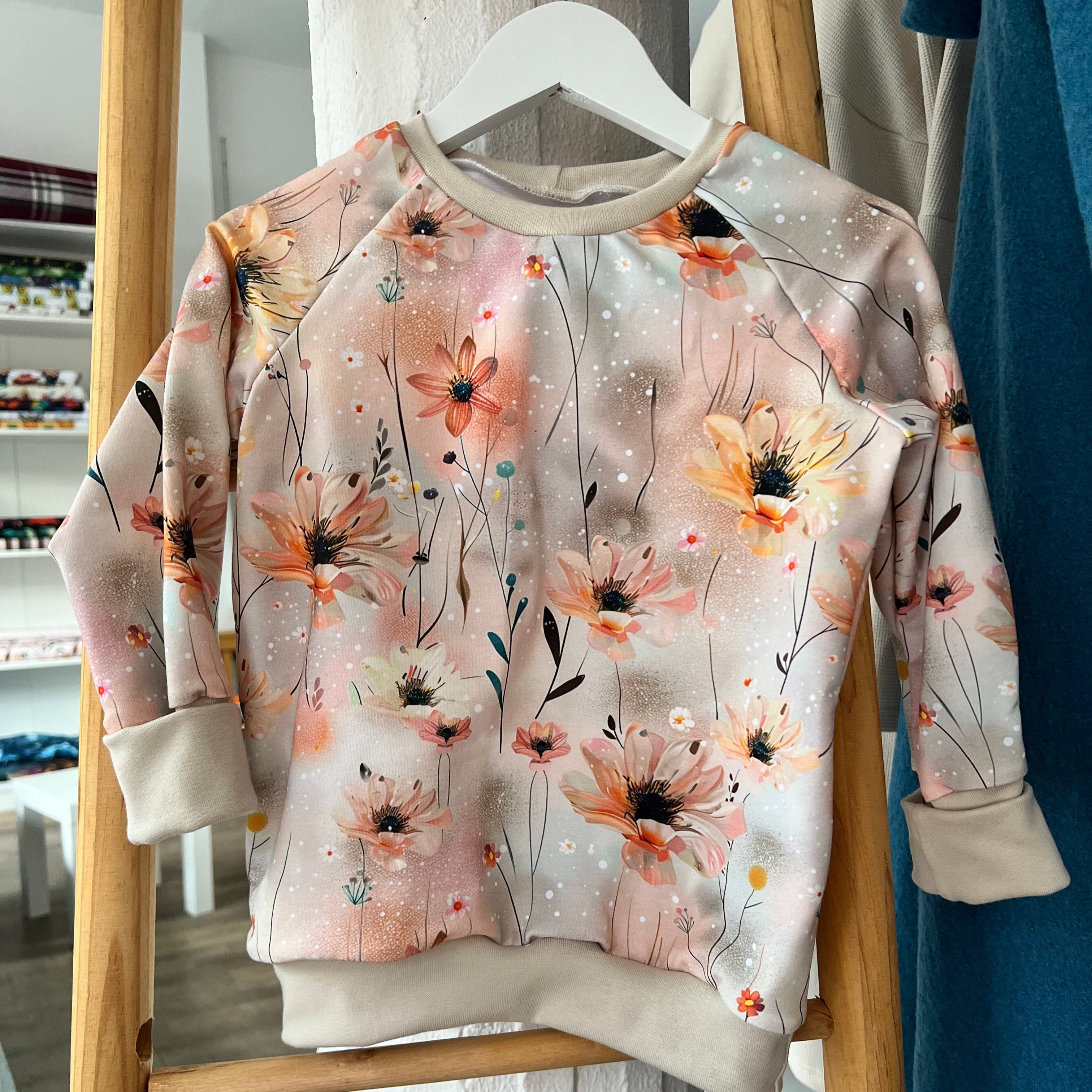 zarter Damenstoff mit Blumen Kinderstoff als Kinderpullover vernäht