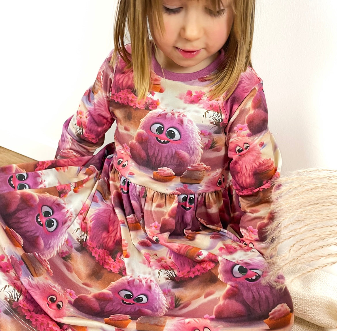 Kinderstoff süße rosa Monster mit Cupcakes als  Kinderkleid genäht