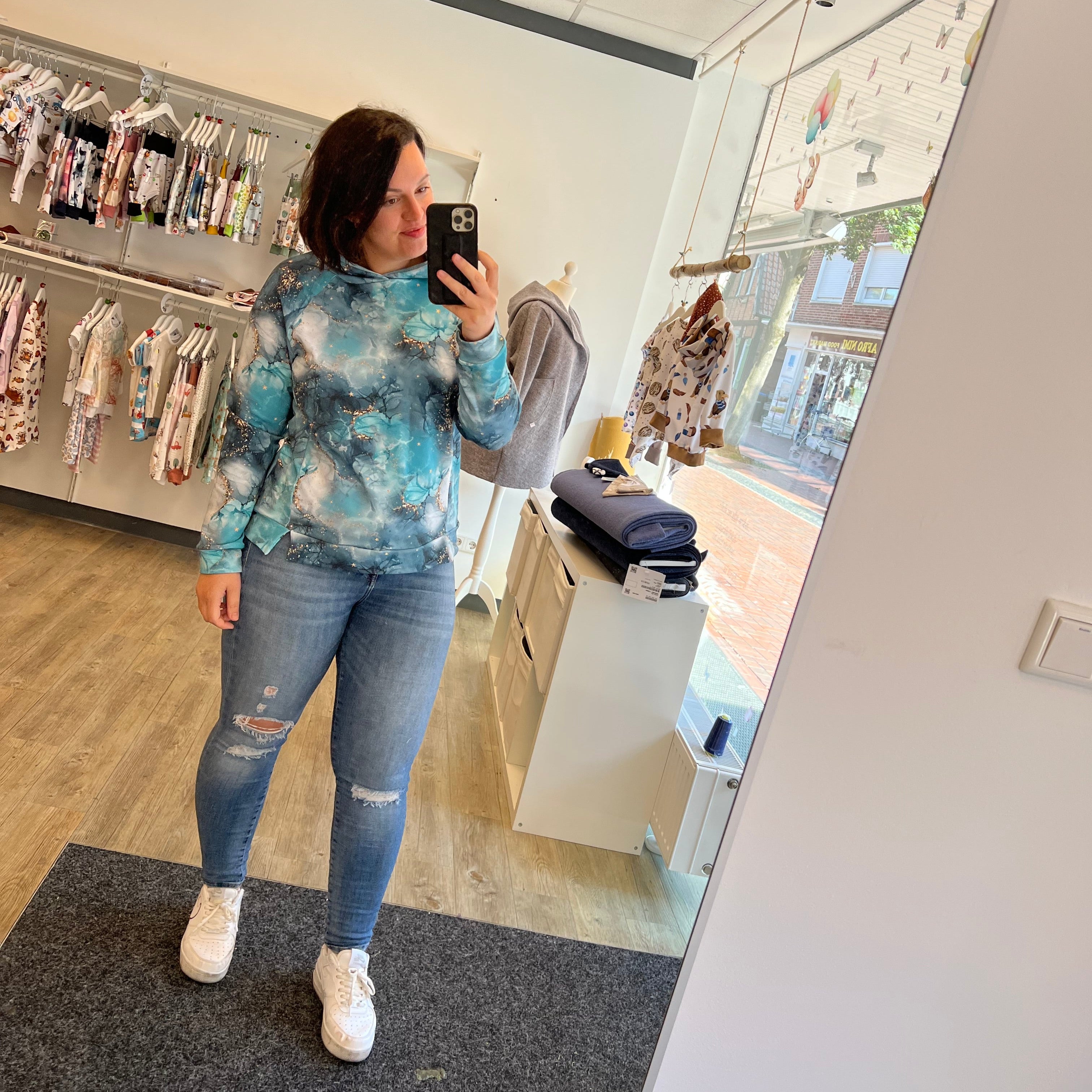 Damenstoff mit blau und goldenen Marmormuster Tragefoto als Hoodie genäht