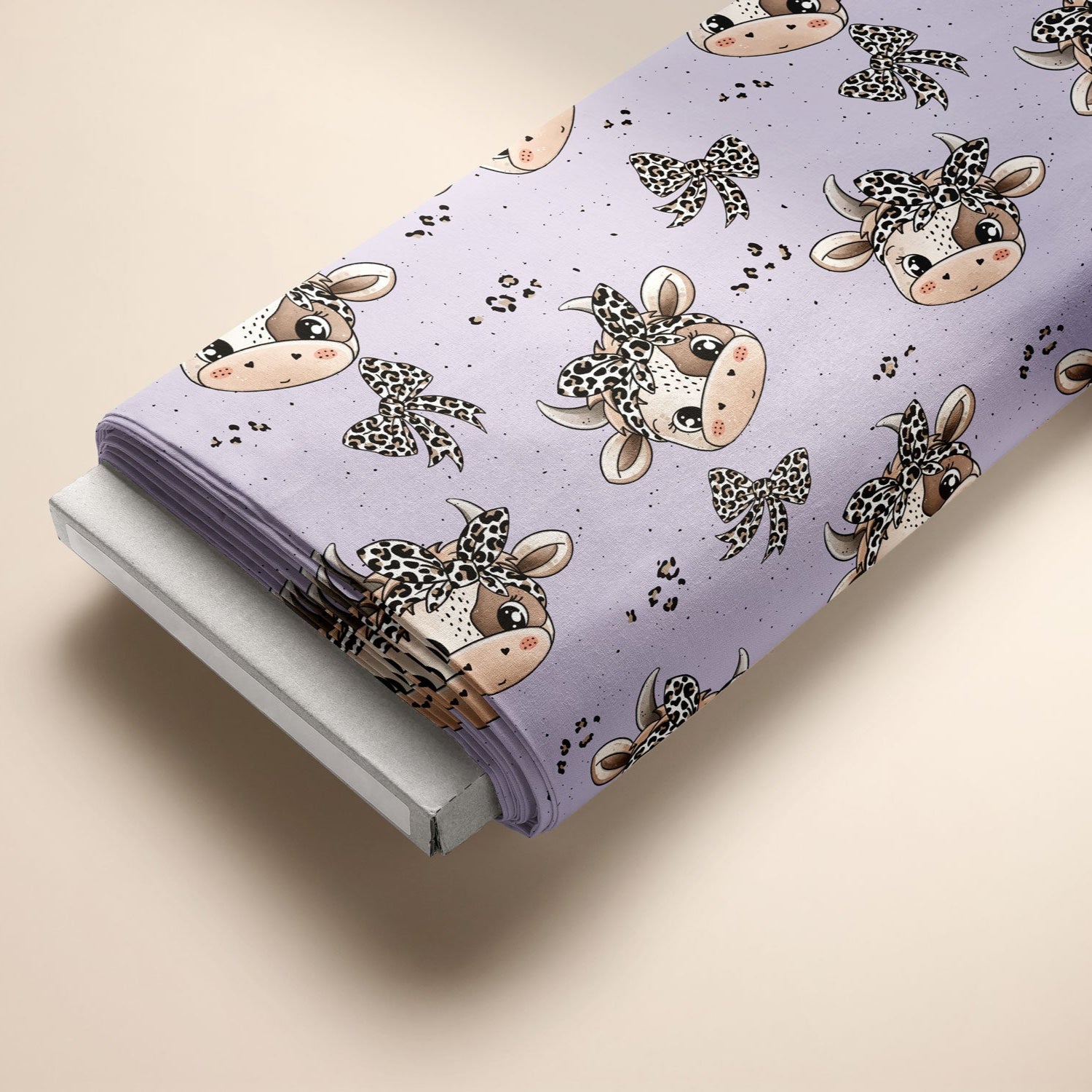 Kinderstoff süße Kuh mit Leo Haarband auf flieder von Katzengold Design auf Ballen