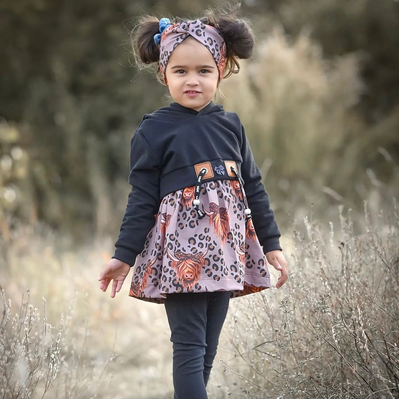 Kinderstoff Leomuster mit Highland Kuh als Kinderoutfit genäht