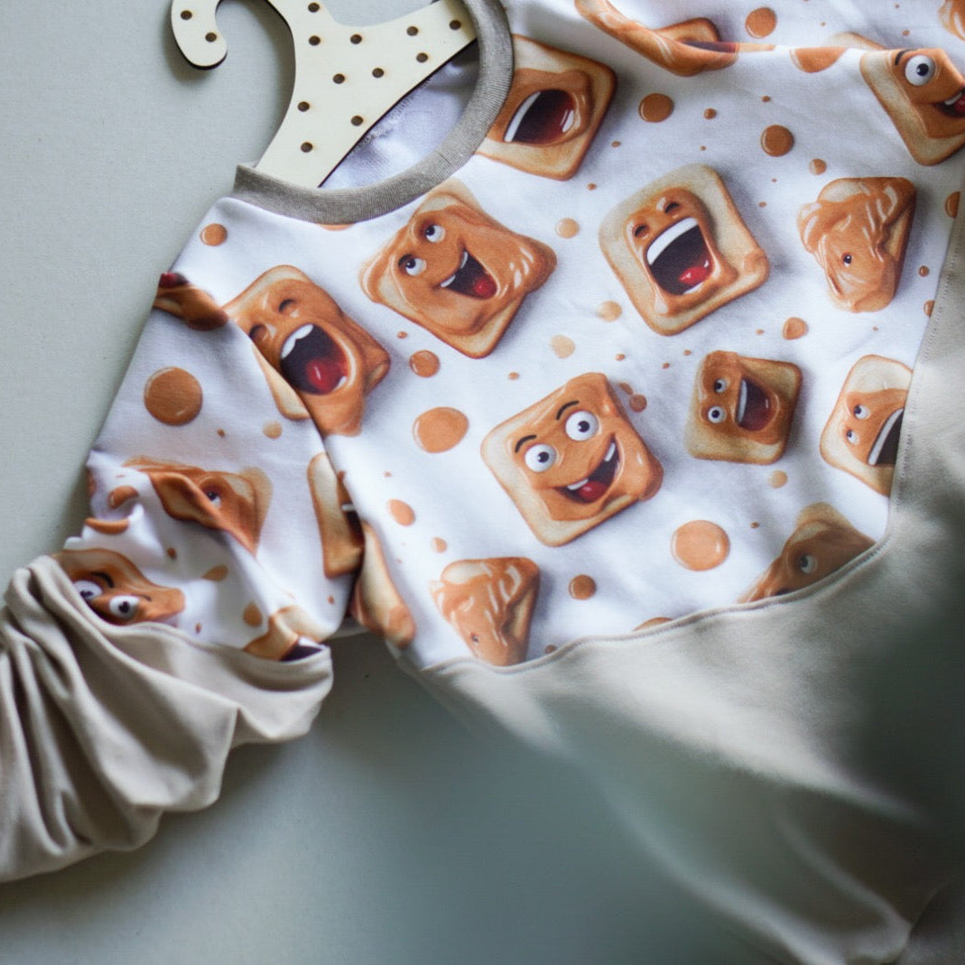 Kinderstoff glückliches und lustiges Toast mit Erdnussbutter Kinderkleidung genäht outfit Pullover