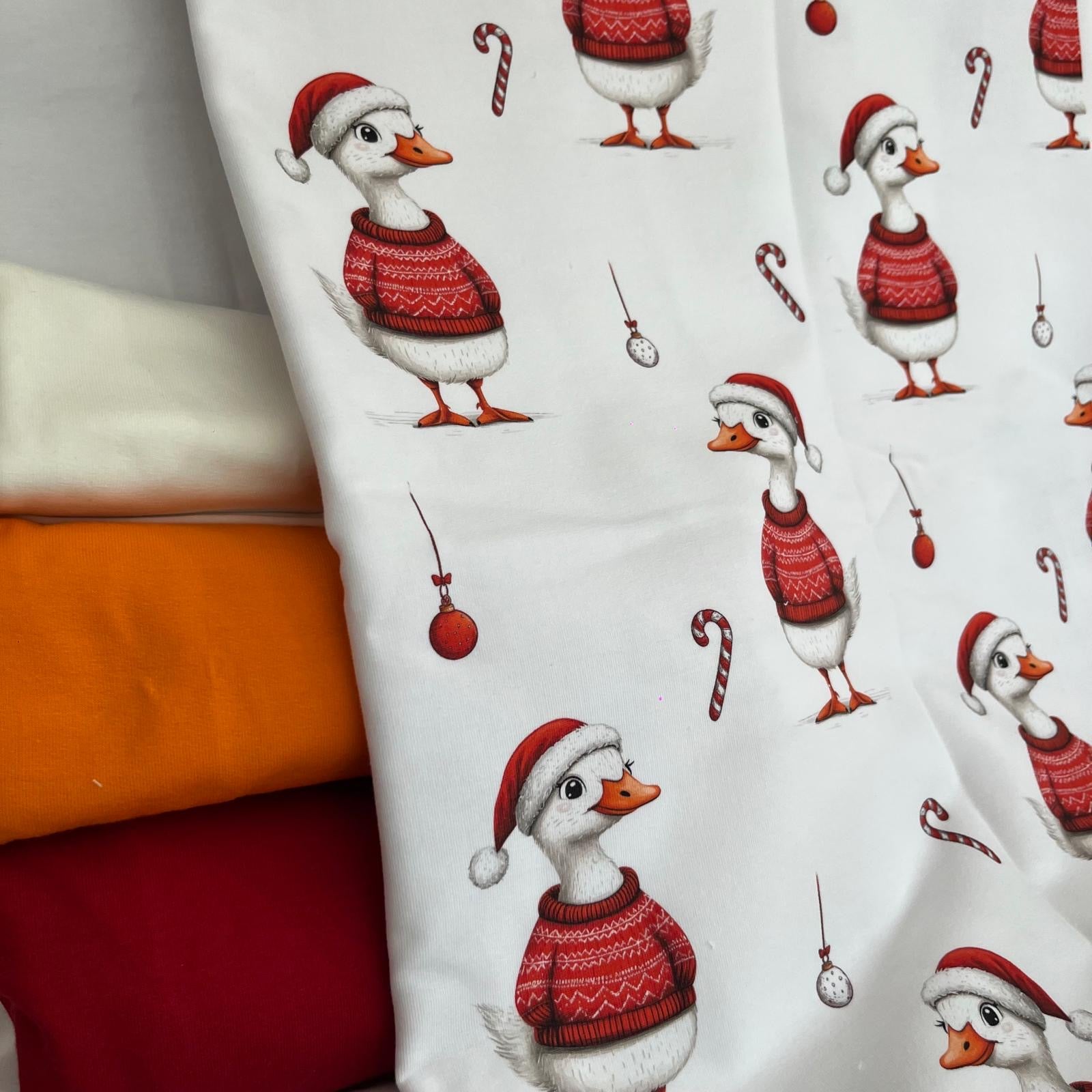 Kinderstoff Meterware mit Gans im Weihnachtspullover Norwegermuster auf Stoffballen
