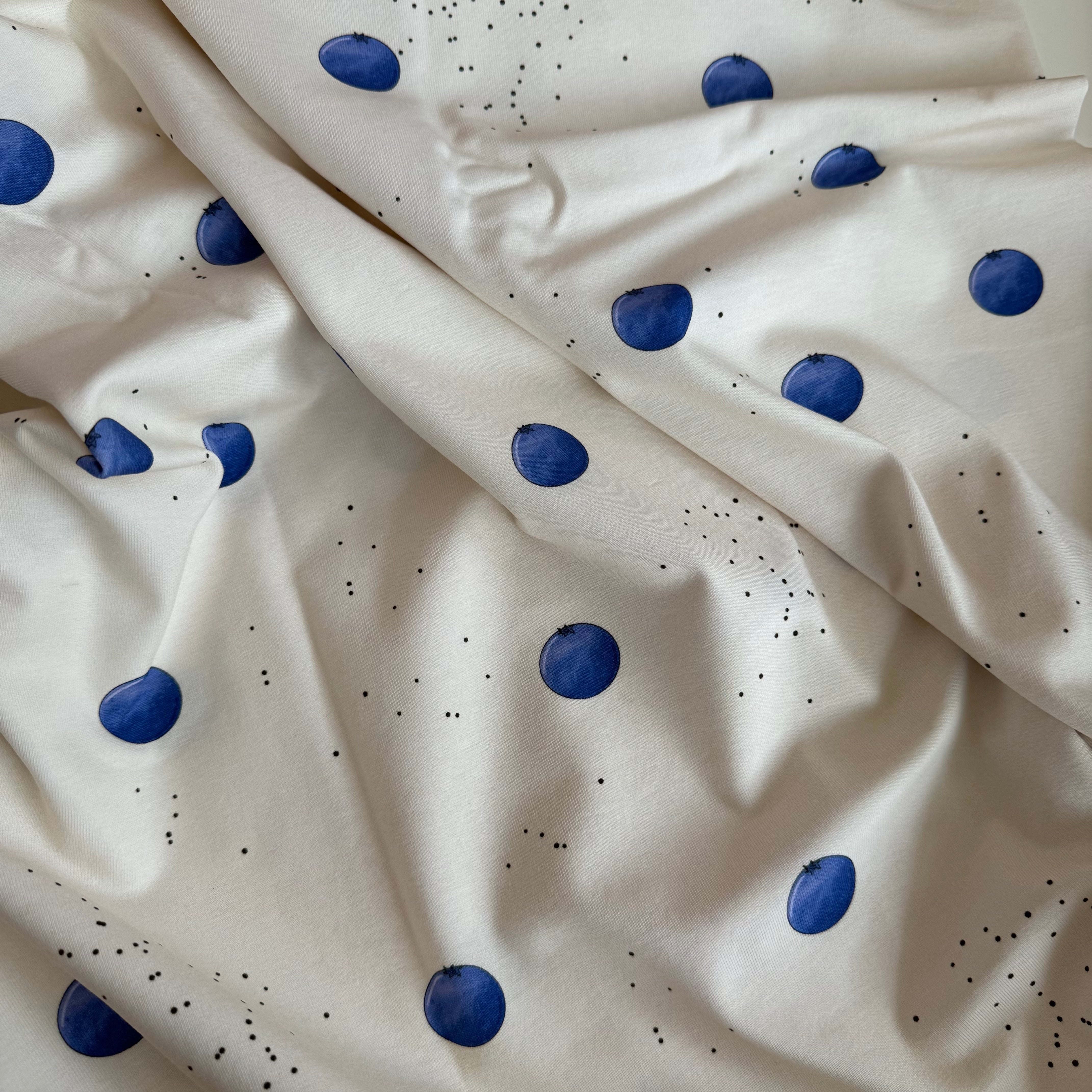 Stoffvorbestellung "Blaubeer Shake auf Creme"