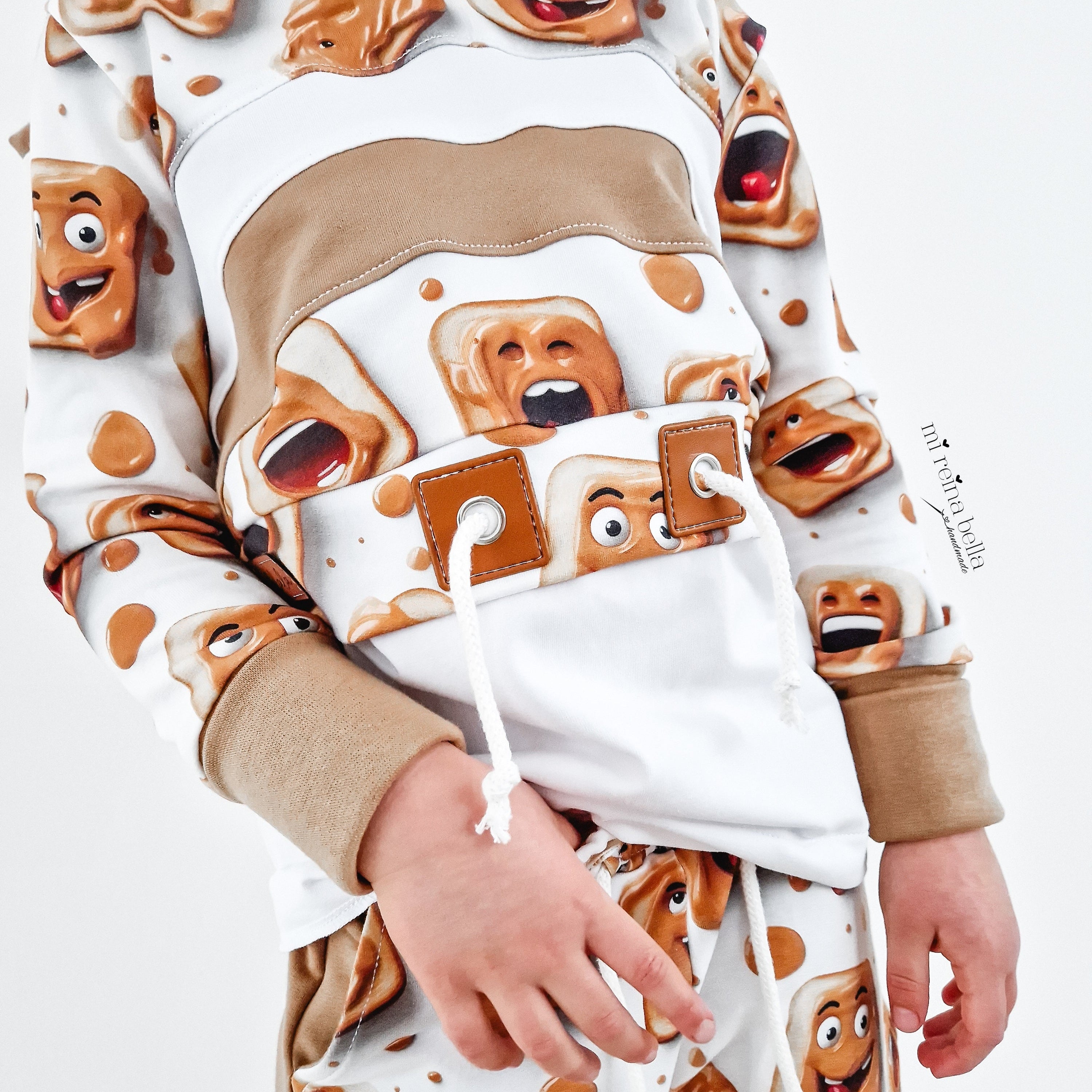 Kinderstoff glückliches und lustiges Toast mit Erdnussbutter Kinderkleidung genäht outfit Pullover und Hose Tragefoto
