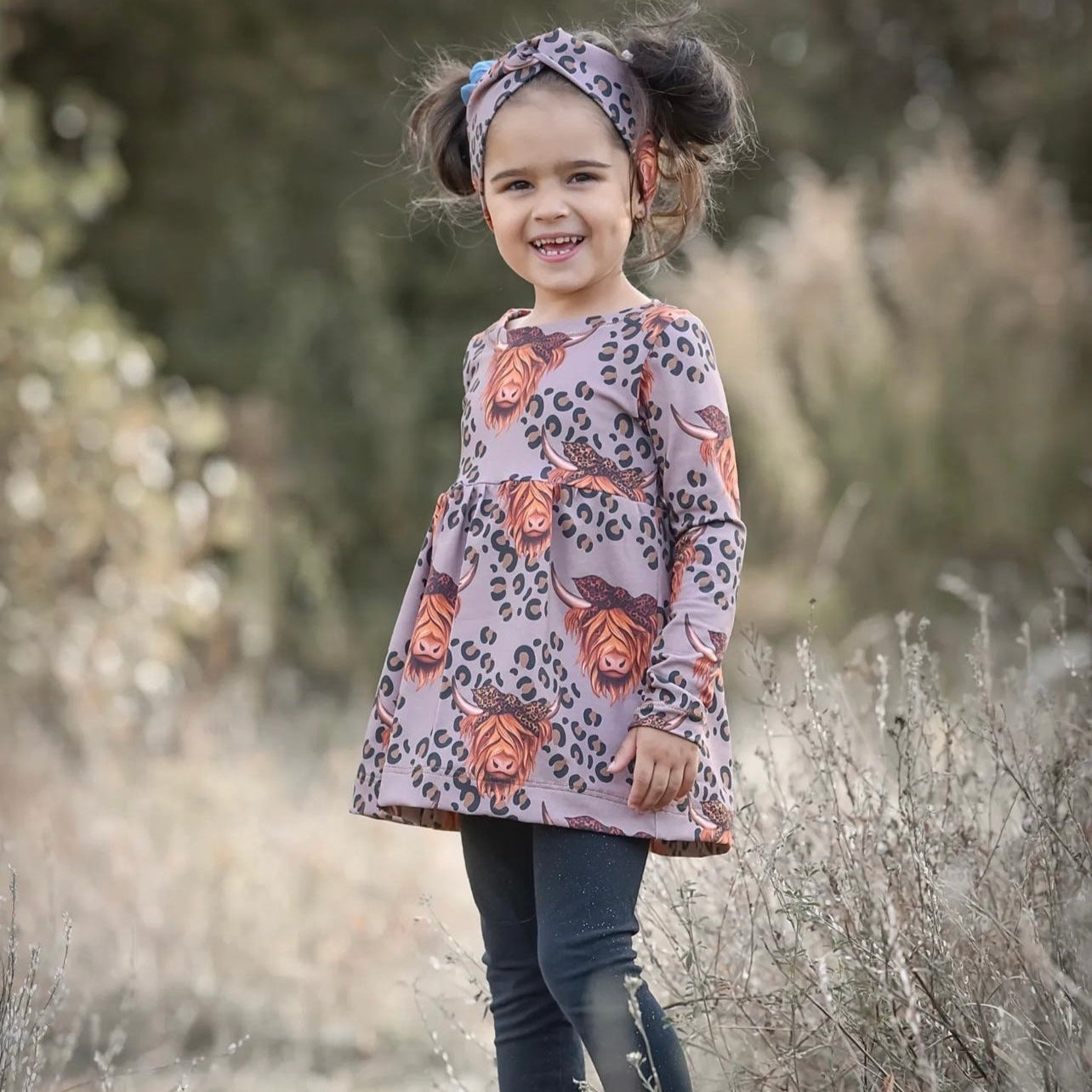 Kinderstoff Leomuster mit Highland Kuh als Kinderoutfit genäht