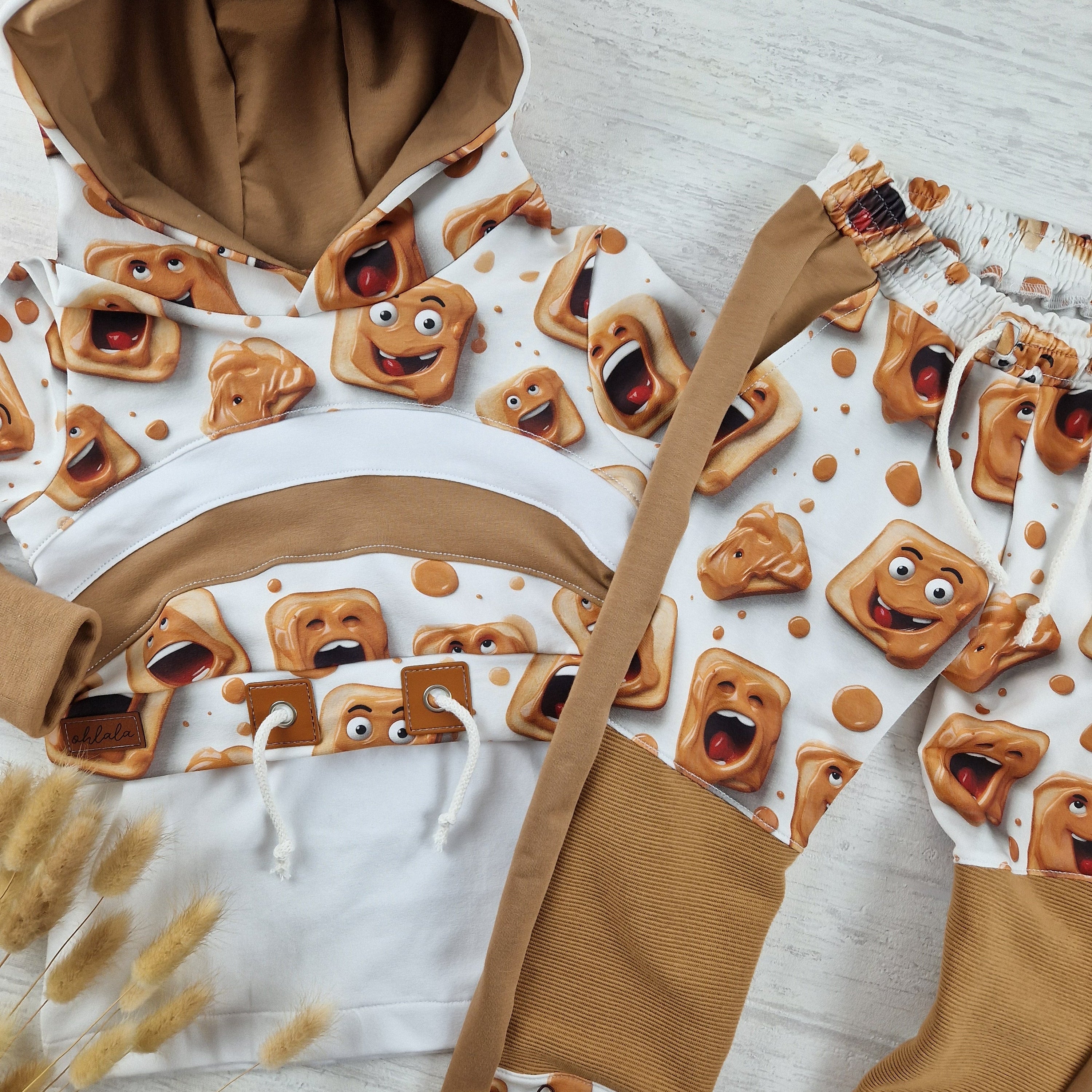 Kinderstoff glückliches und lustiges Toast mit Erdnussbutter Kinderkleidung genäht outfit Pullover und Hose