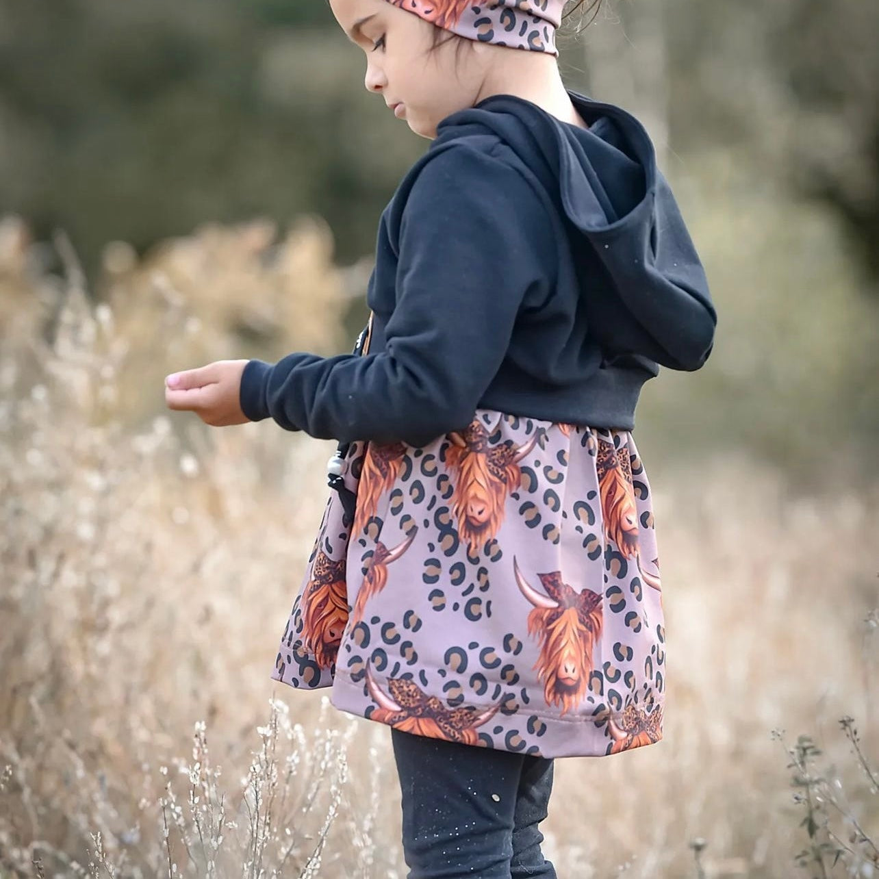Kinderstoff Leomuster mit Highland Kuh als Kinderoutfit genäht