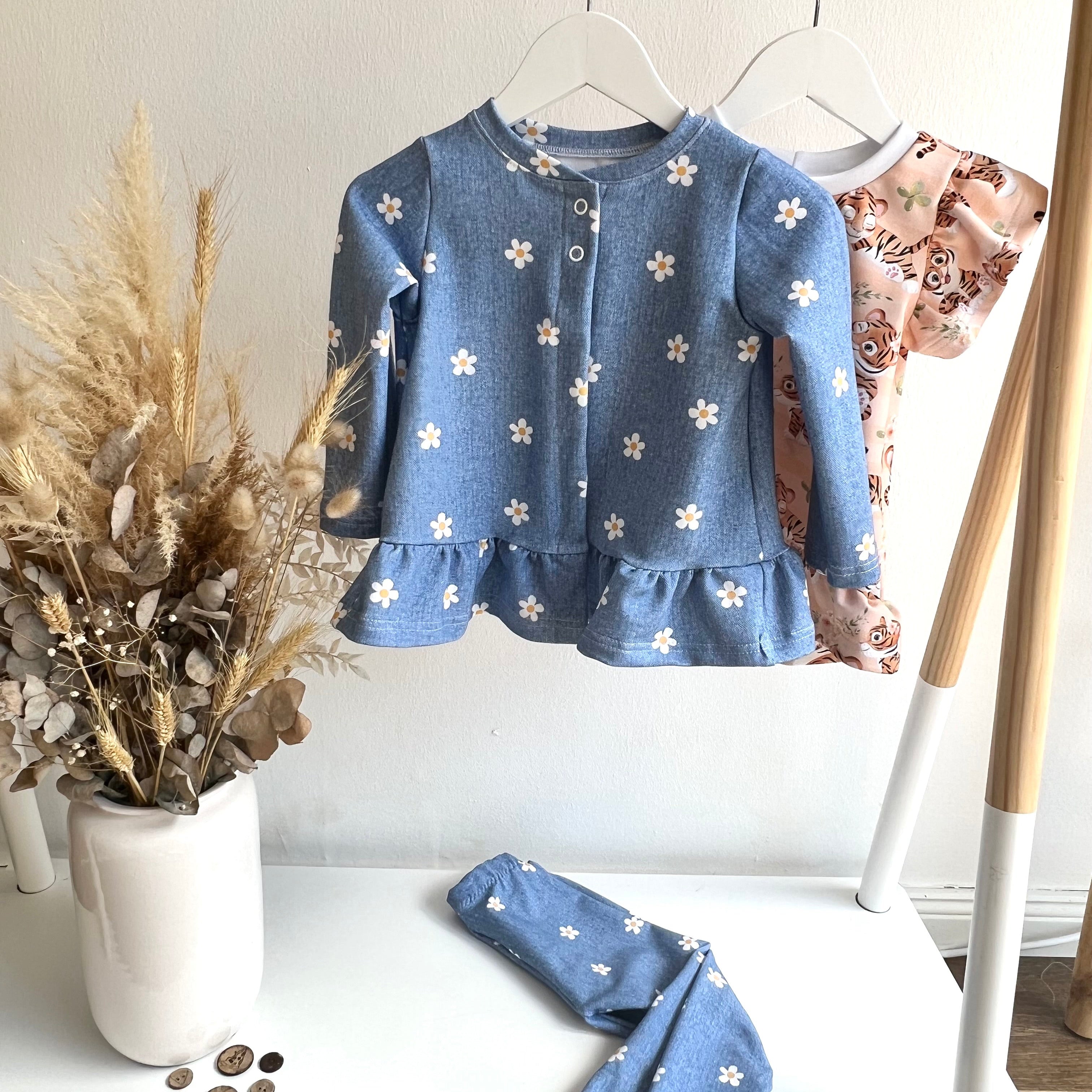 Meterware Daisys auf Jeansoptik Stoff als Kinderjacke und Leggings