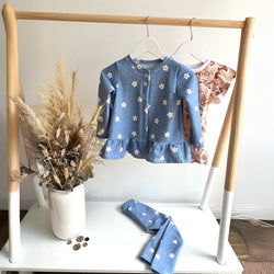 Meterware Daisys auf Jeansoptik Stoff als Kinderjacke und Leggings vernäht