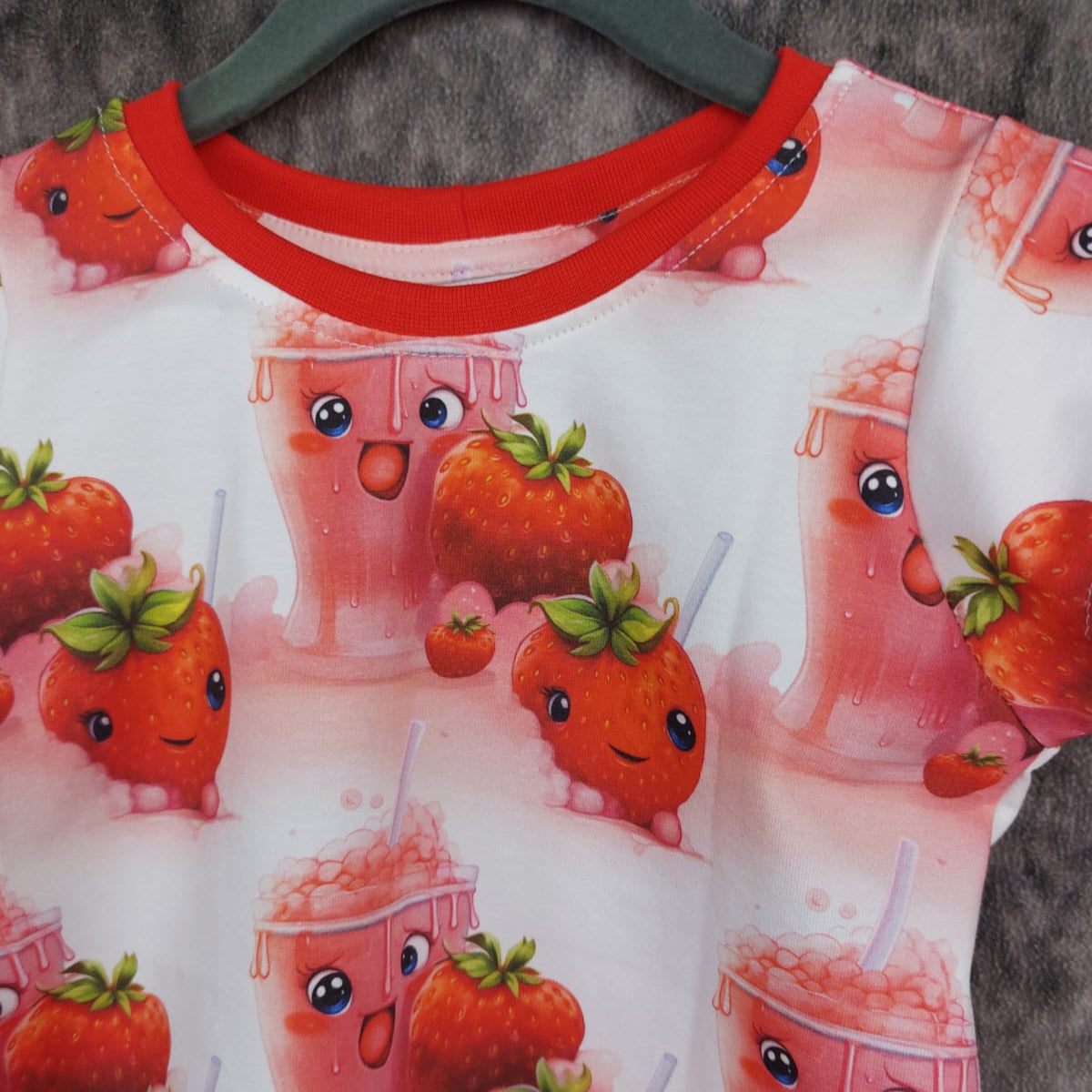 Kinderstoff mit Erdbeer Milkshalke fröhlicher Stoff Kinder T-Shirt