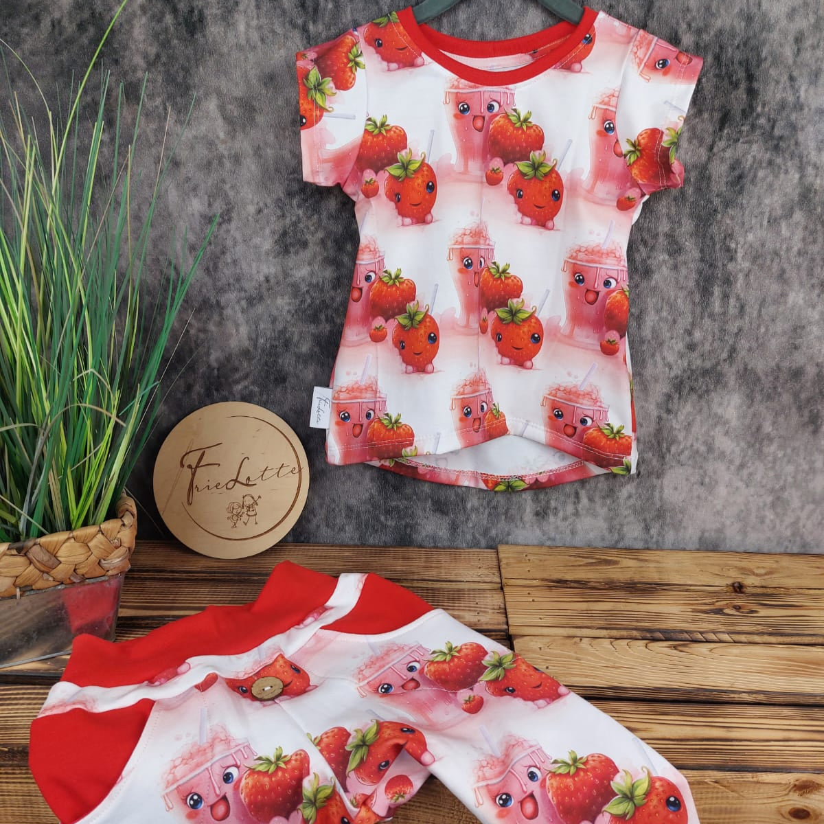 Kinderstoff mit Erdbeer Milkshalke fröhlicher Stoff genähte Kinderkleidung