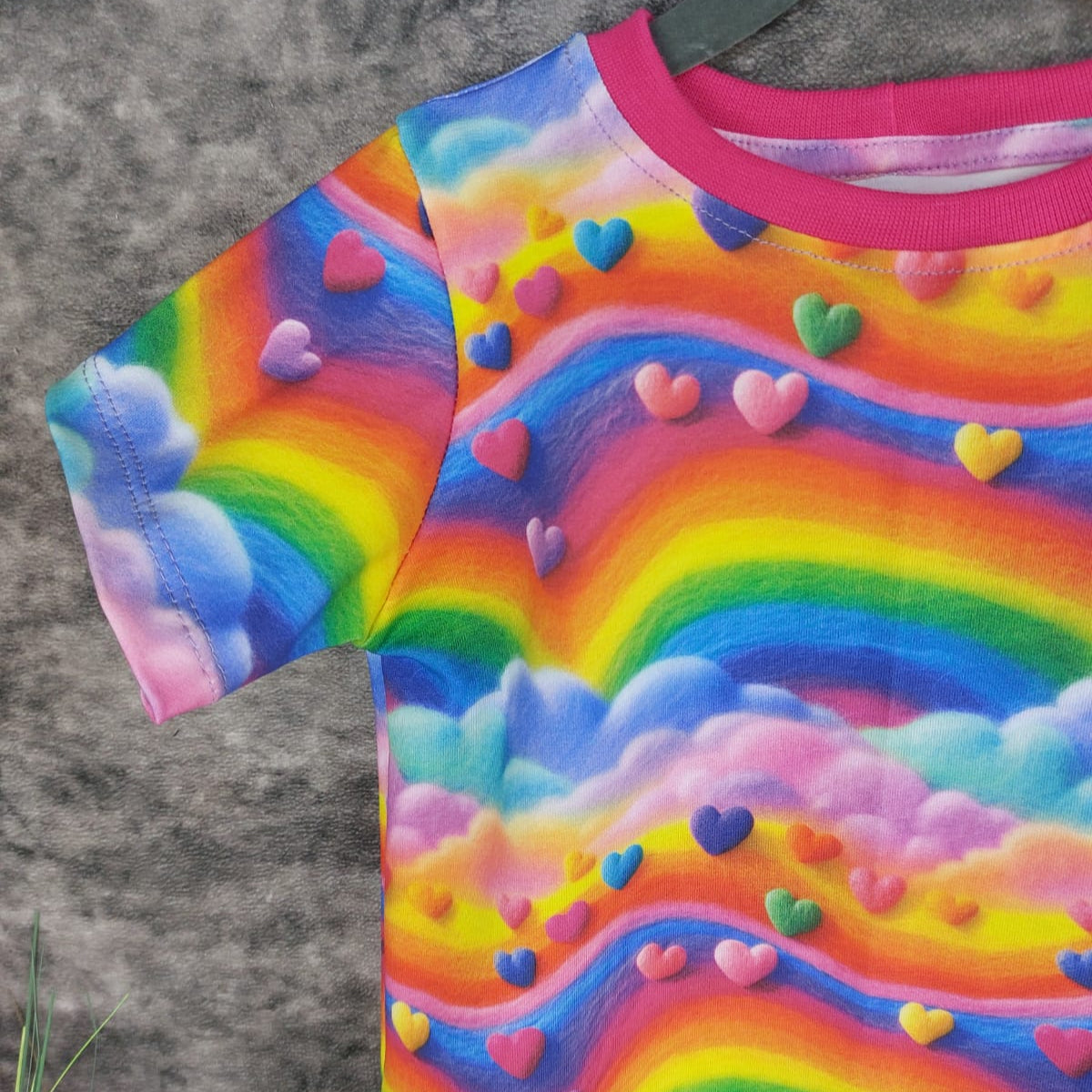 bunter Kinderstoff mit Regenbogen, Herzen und Wolken als Kinder T-Shirt vernäht Detailfoto