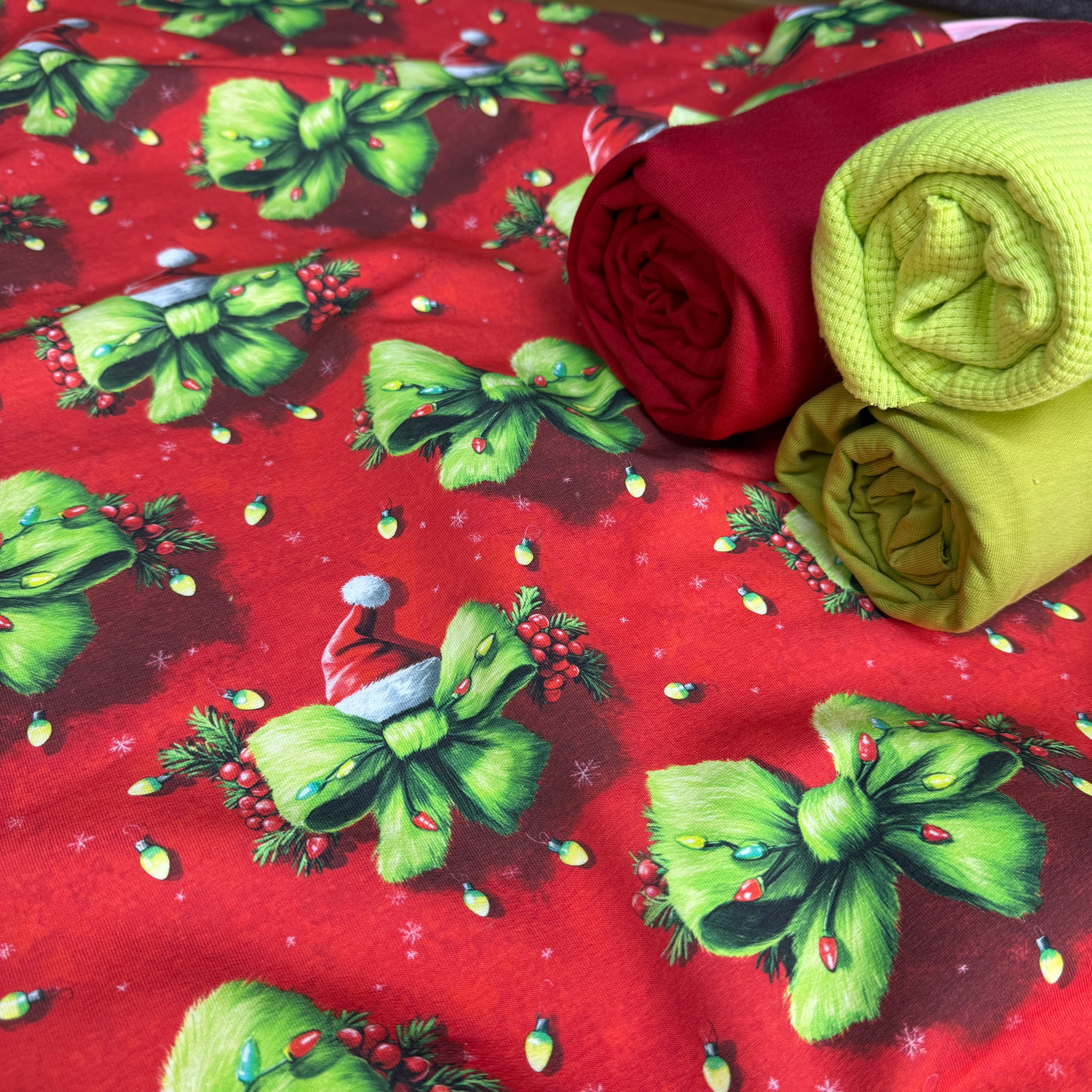 Stoffvorbestellung "Grüne Zottelschleifen auf Weihnachtsrot"