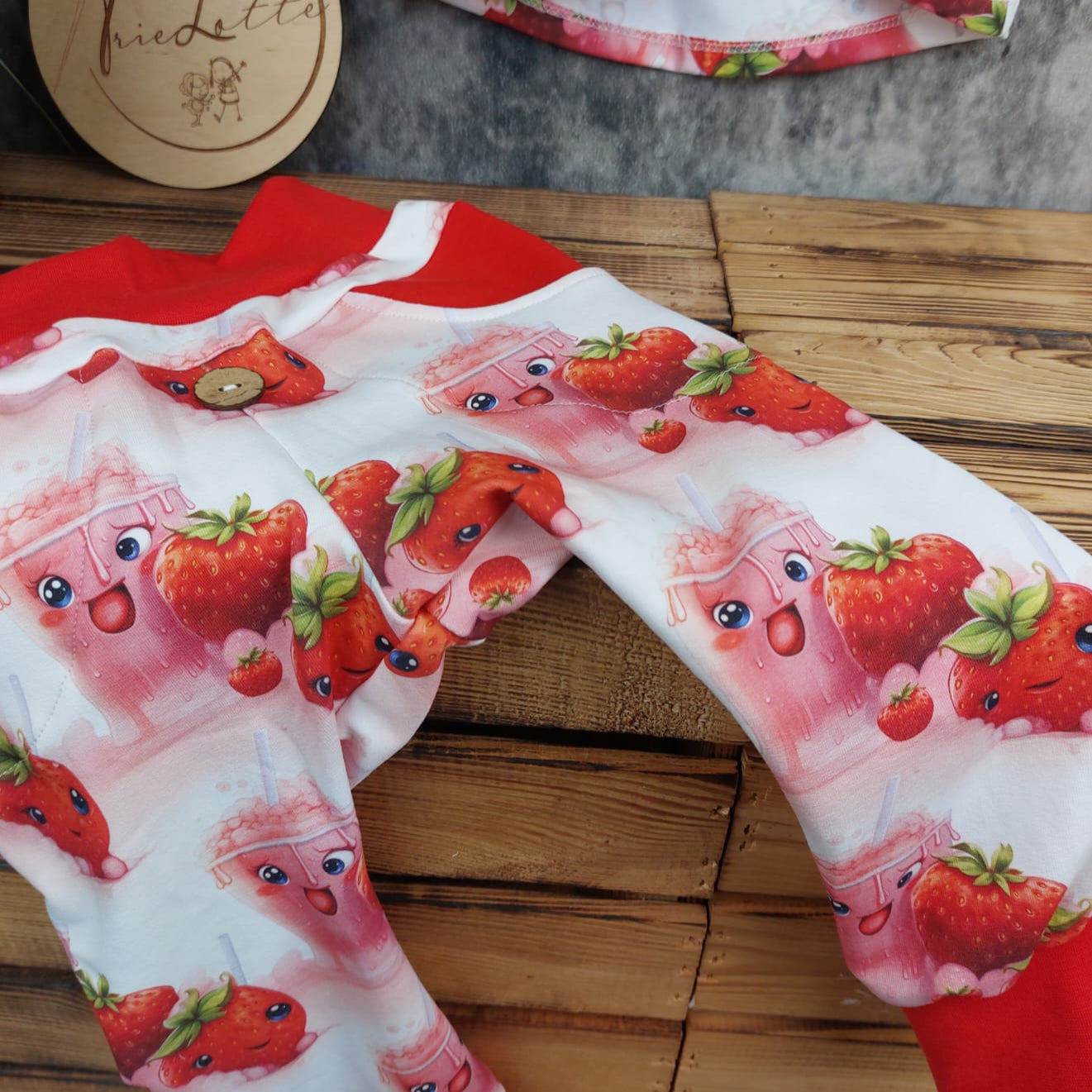 Kinderstoff mit Erdbeer Milkshalke fröhlicher Stoff genähte Kinderkleidung Hose