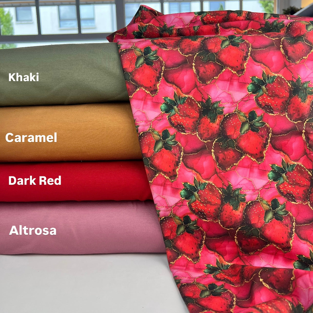 Meterware Damenstoff Erdbeeren in Alcohol Ink Optik und gold und rosa Kombistoffe