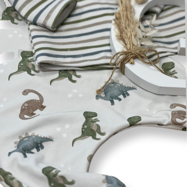 Kinderstoff mit Dinos als Babyset Strampler genäht