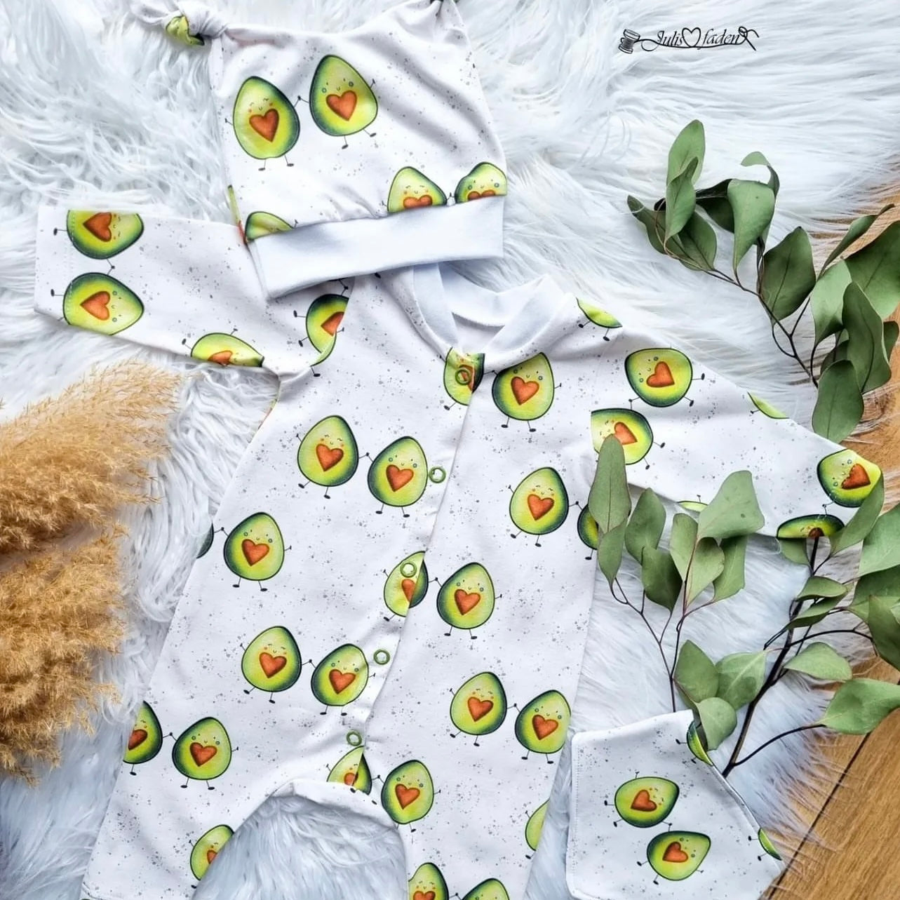 Kinderstoff mit süßen Avocados als Babykleidung genäht