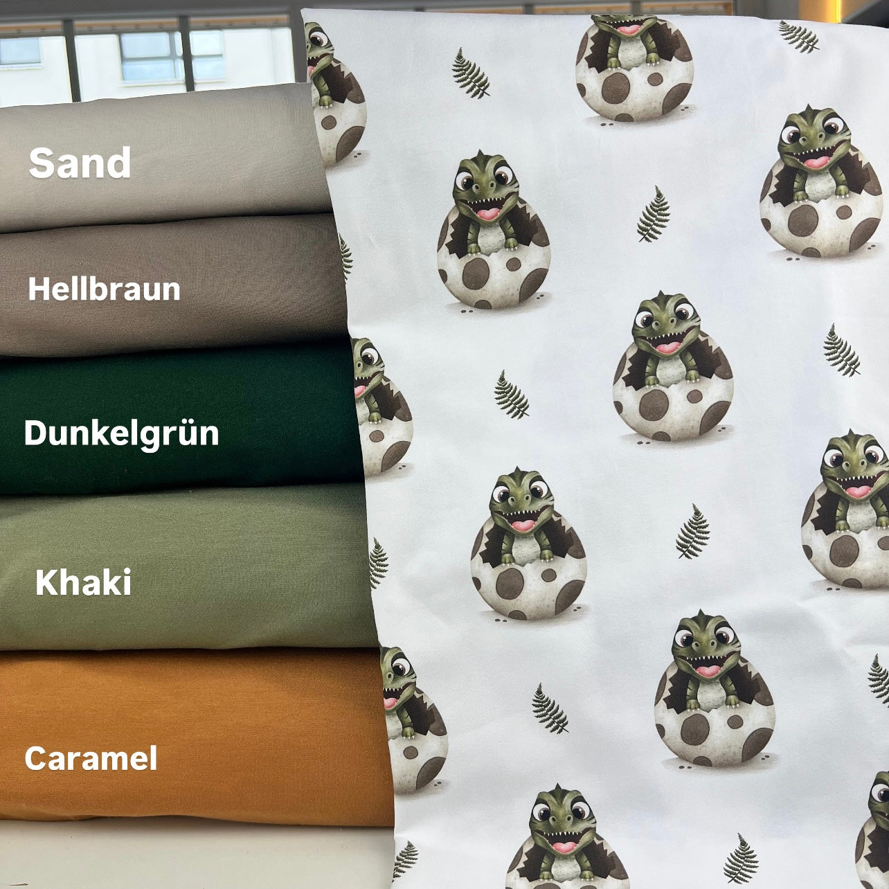 Niedlicher Kinderstoff mit süßem Dino, der aus dem Ei schlüpft Kombi Stoffe