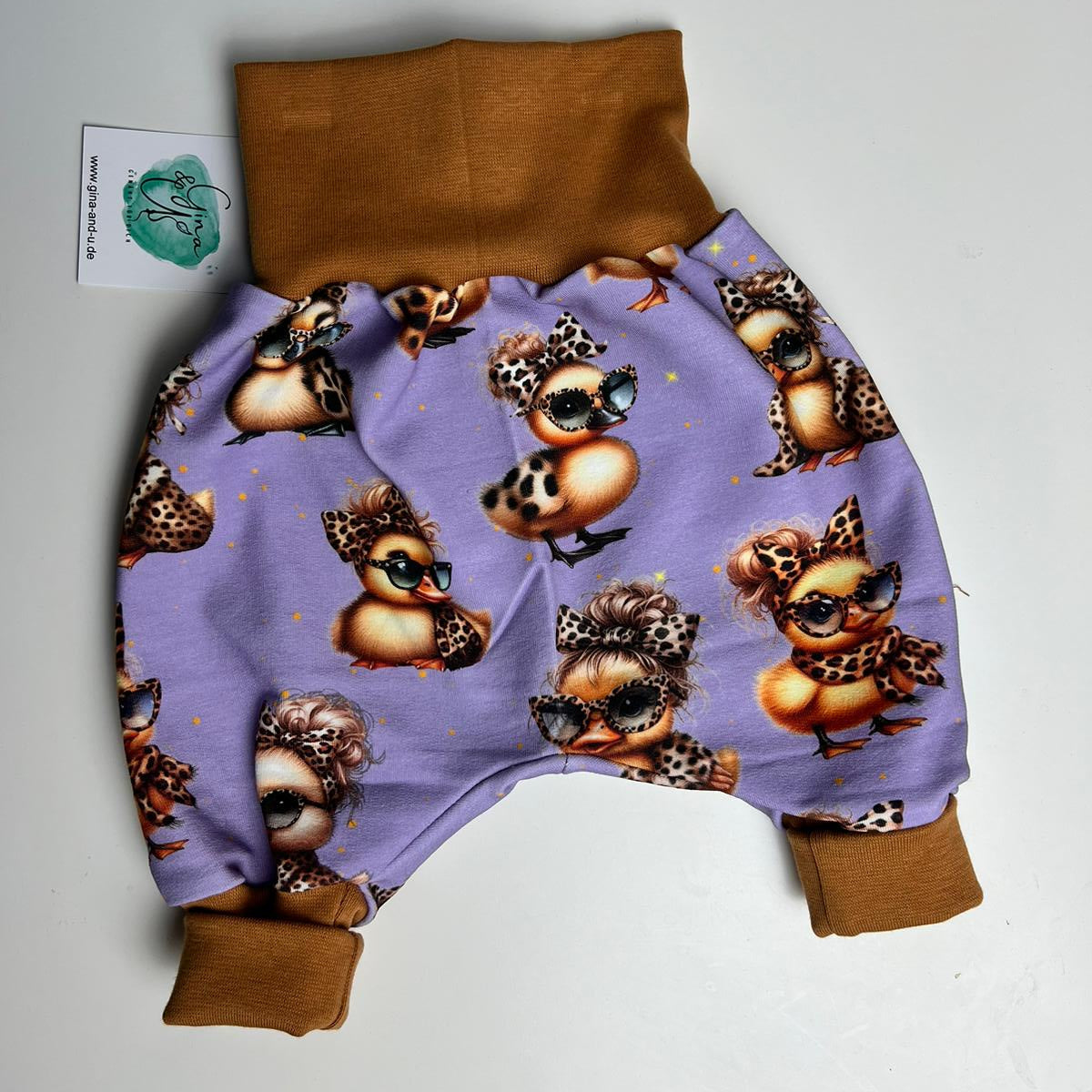 Kinderstoff Ente mit Leopardenmuster auf Lila als Pumphose genäht