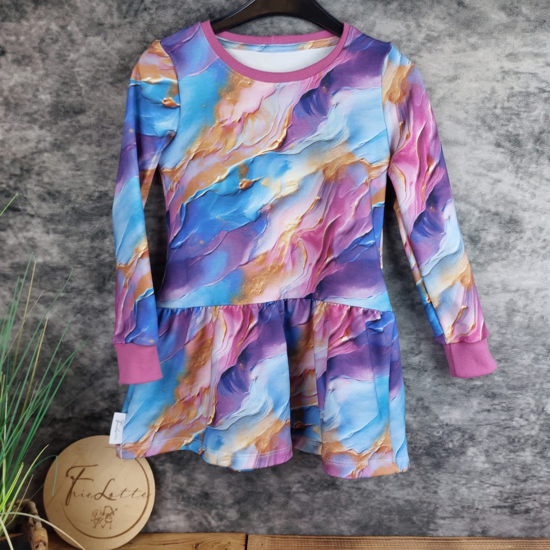 Bunter Kinderstoff & Damenstoff mit Mint, Lila, Gold und Pink als Kleid vernäht