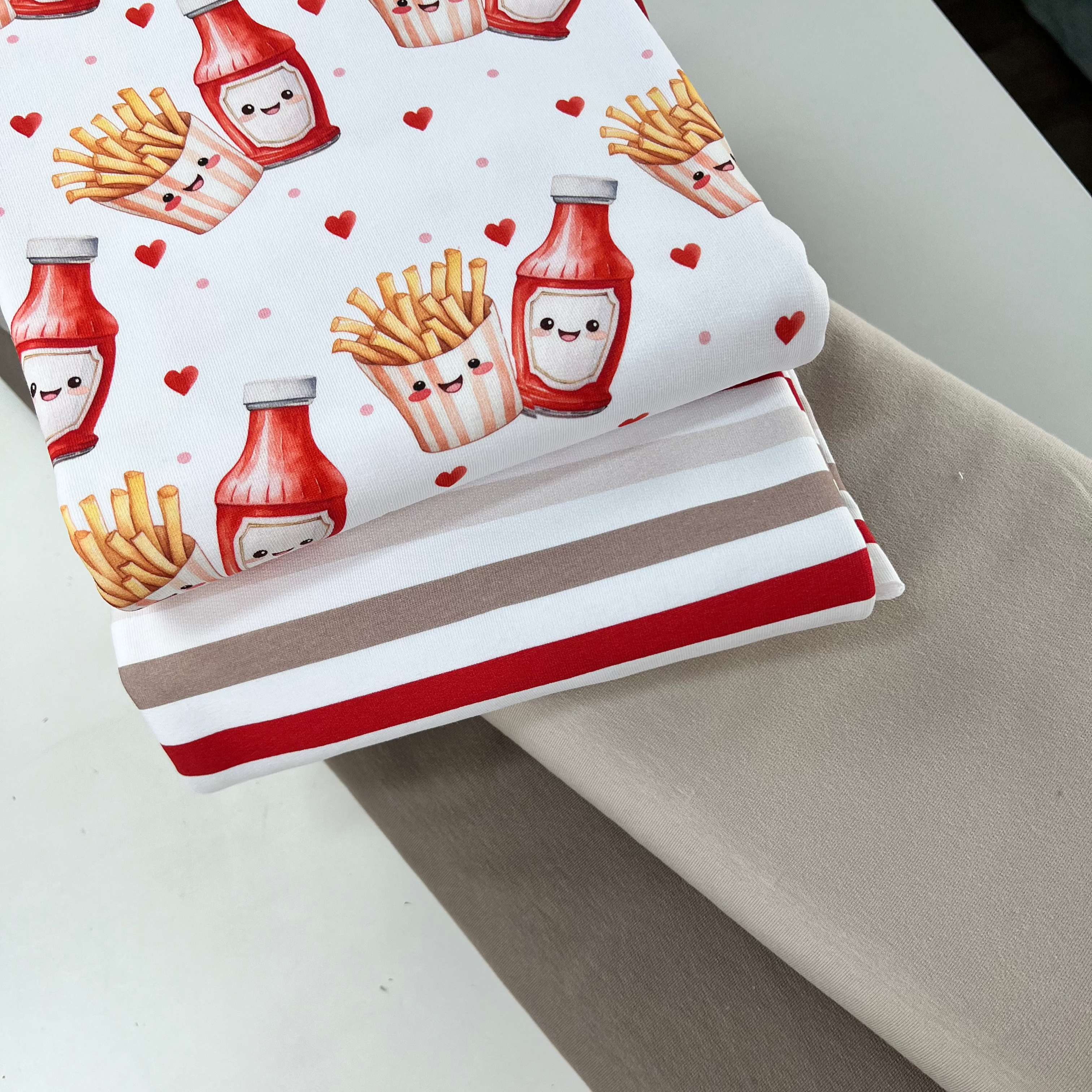 Kinderstoff mit Pommes und Ketchup und gestreifter Stoff Kombistoffe