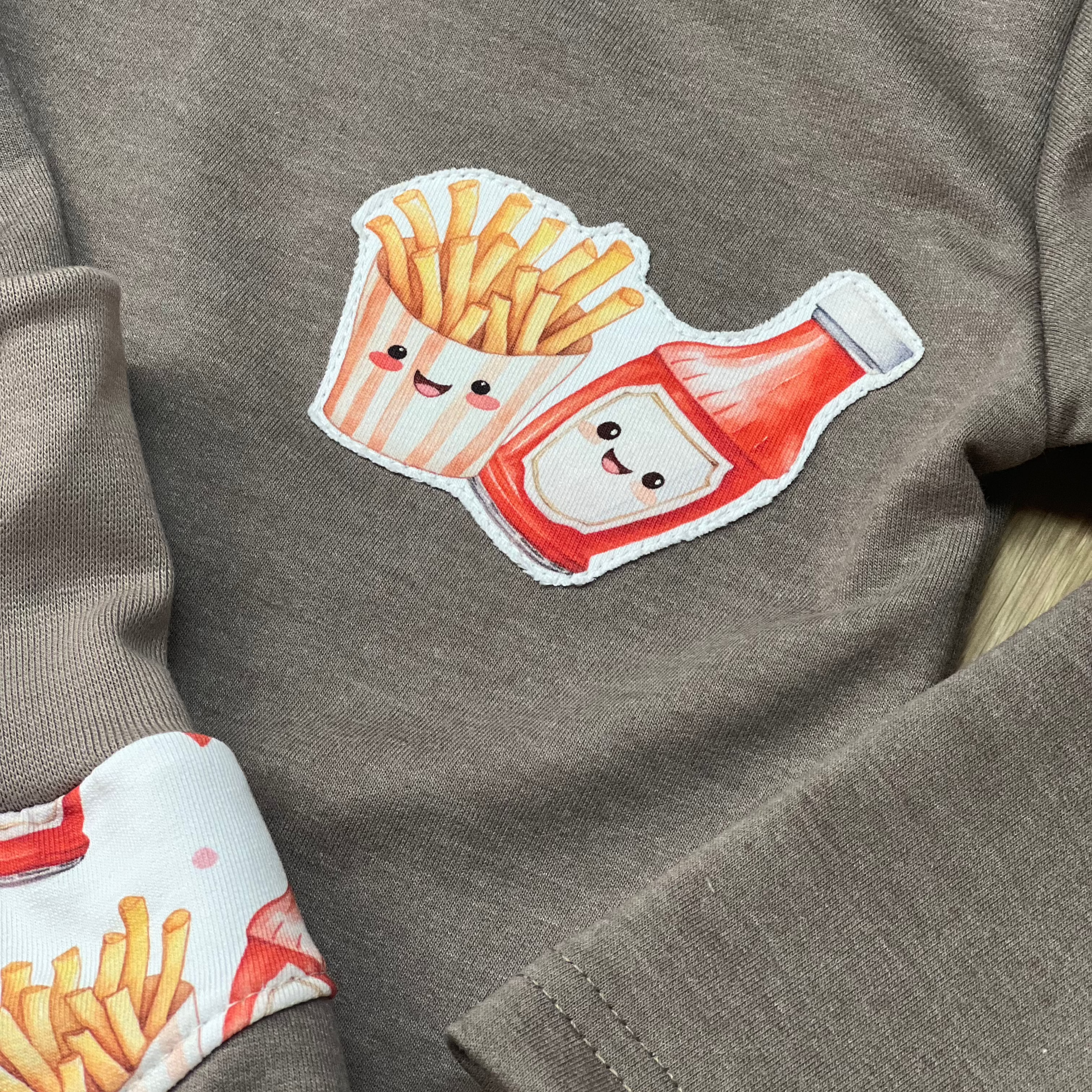 Kinderstoff mir Pommes und Ketchup auf Pullover appliziert