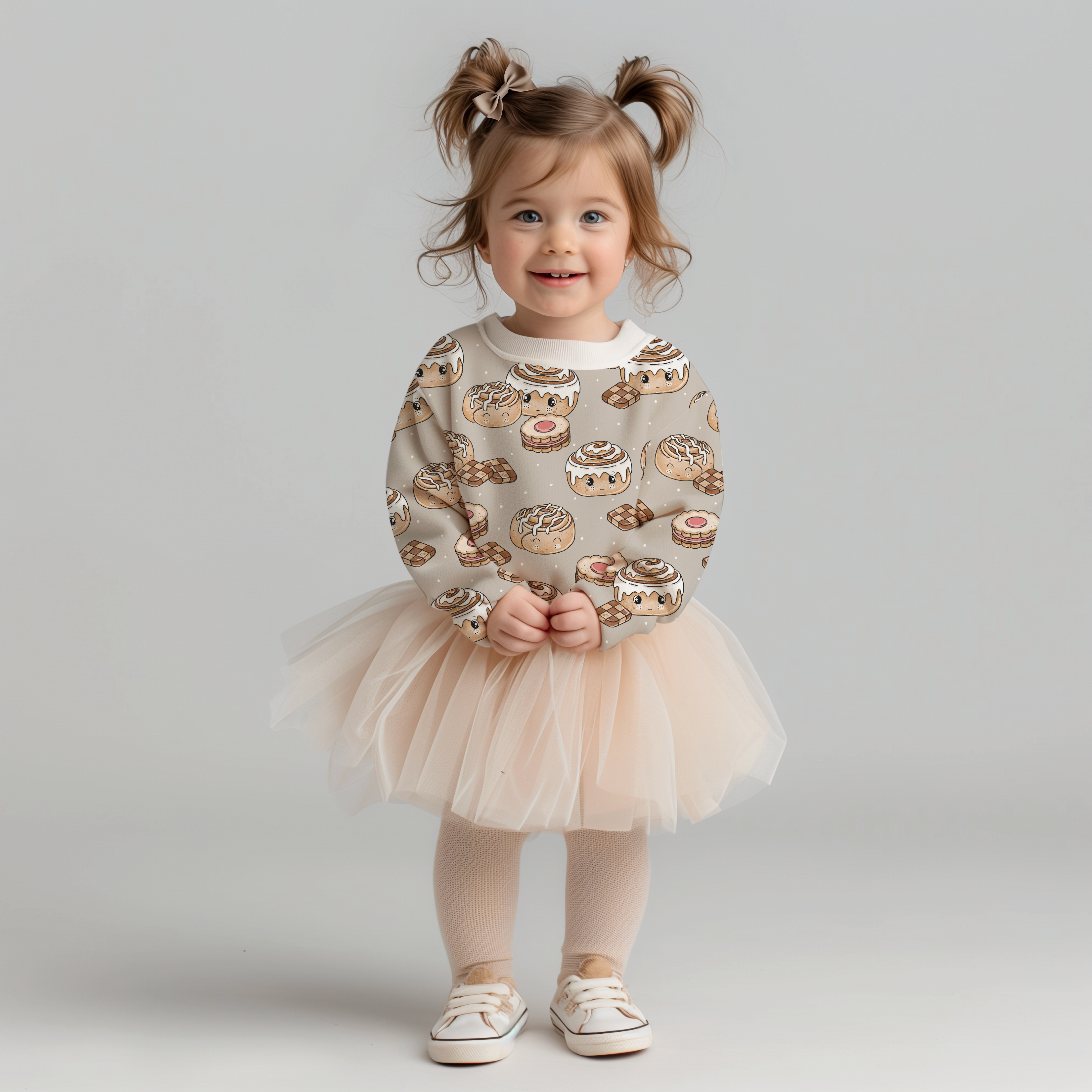 Kinderstoff mit weihnachtlichen Gebäck, wie Zimtschnecken und Plätzchen von Katzengold Design