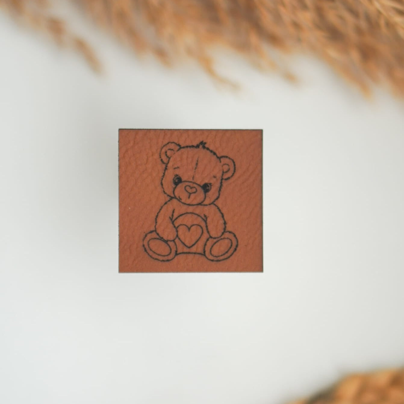 Kunstleder Label für Kinderkleidung Bärchen voller Glück mit Herz von Katzengold Design