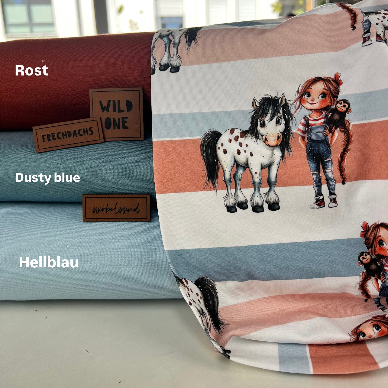 Kinderstoff Meterware Mädchen mit Affe und Pferd auf Streifen - Kombifoto