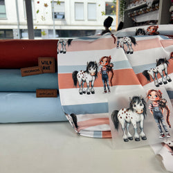 Kinderstoff Meterware Mädchen mit Affe und Pferd auf Streifen - Kombifoto
