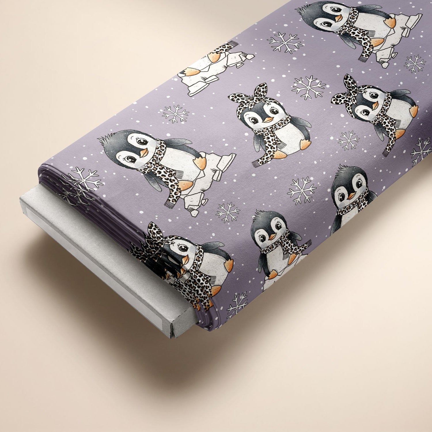 Kinderstoffe Meterware süße Pinguine mit Leo Schal und Leo Haarband auf Lila mit Schneeflocken von Katzengold Design
