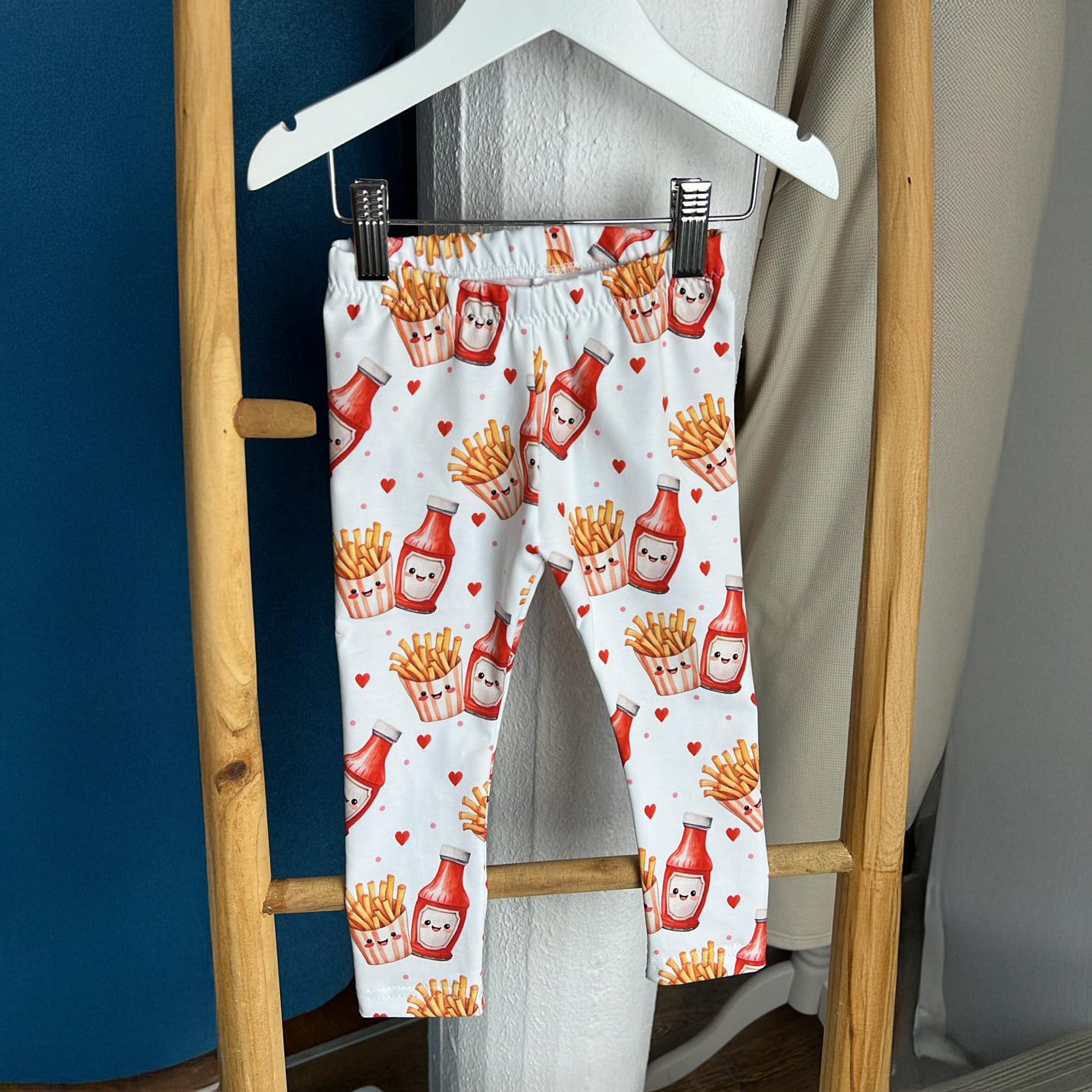 Kinderstoff mir Pommes und Ketchup als Kinderleggings genäht