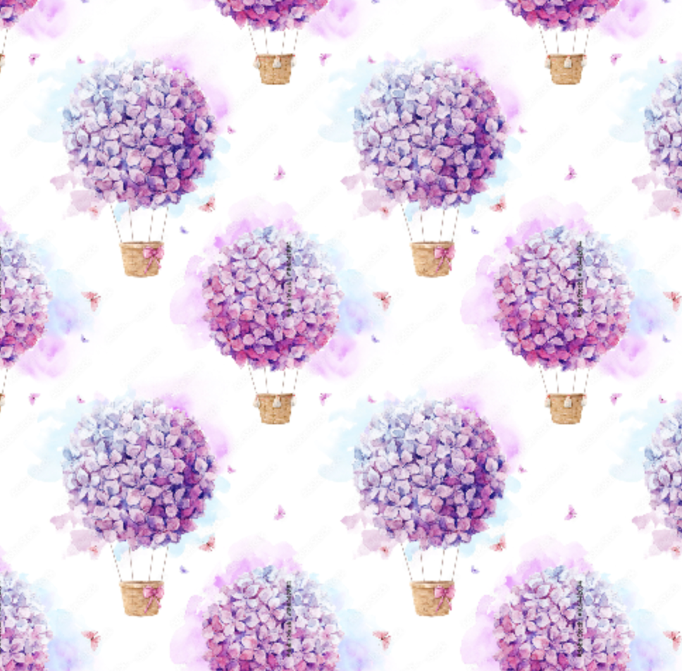 Stoff mit Heißluftballons aus Blüten in Flieder und Lila, kleine Schmetterlinge 