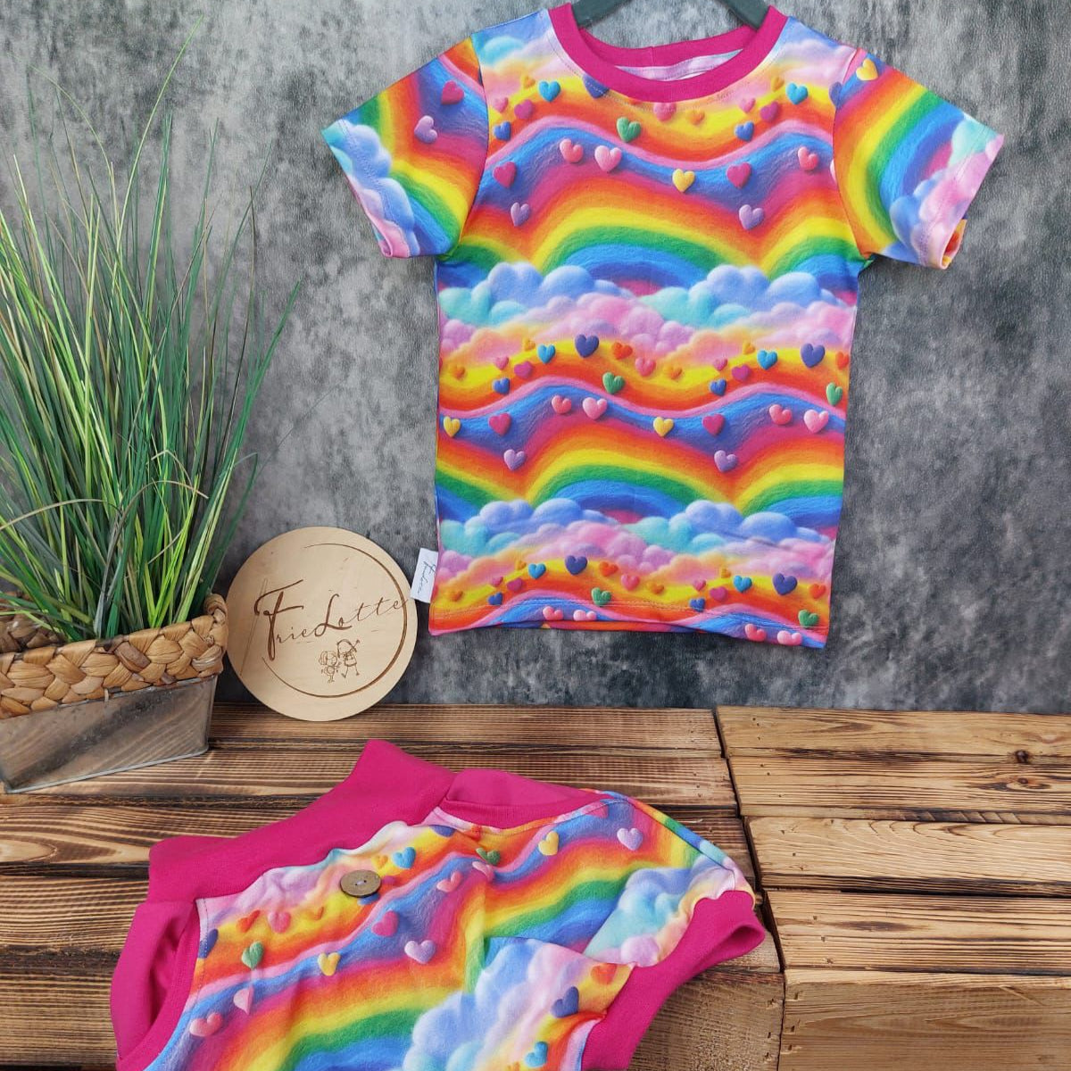 bunter Kinderstoff mit Regenbogen, Herzen und Wolken als Kinderkleidung T Shirt und kurze Hose vernäht