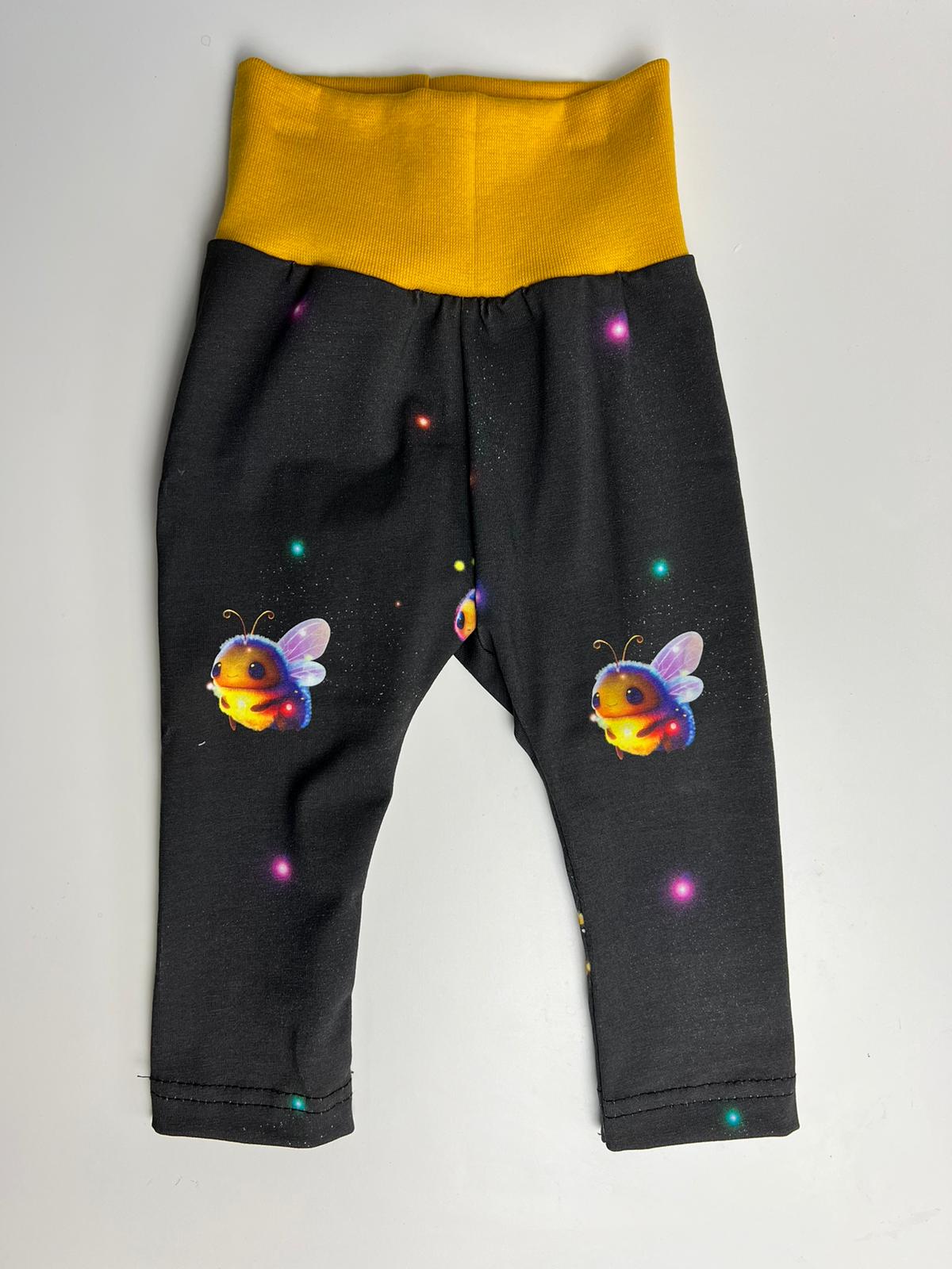 Kinderstoff leuchtende Bienen auf schwarz als Leggings genäht