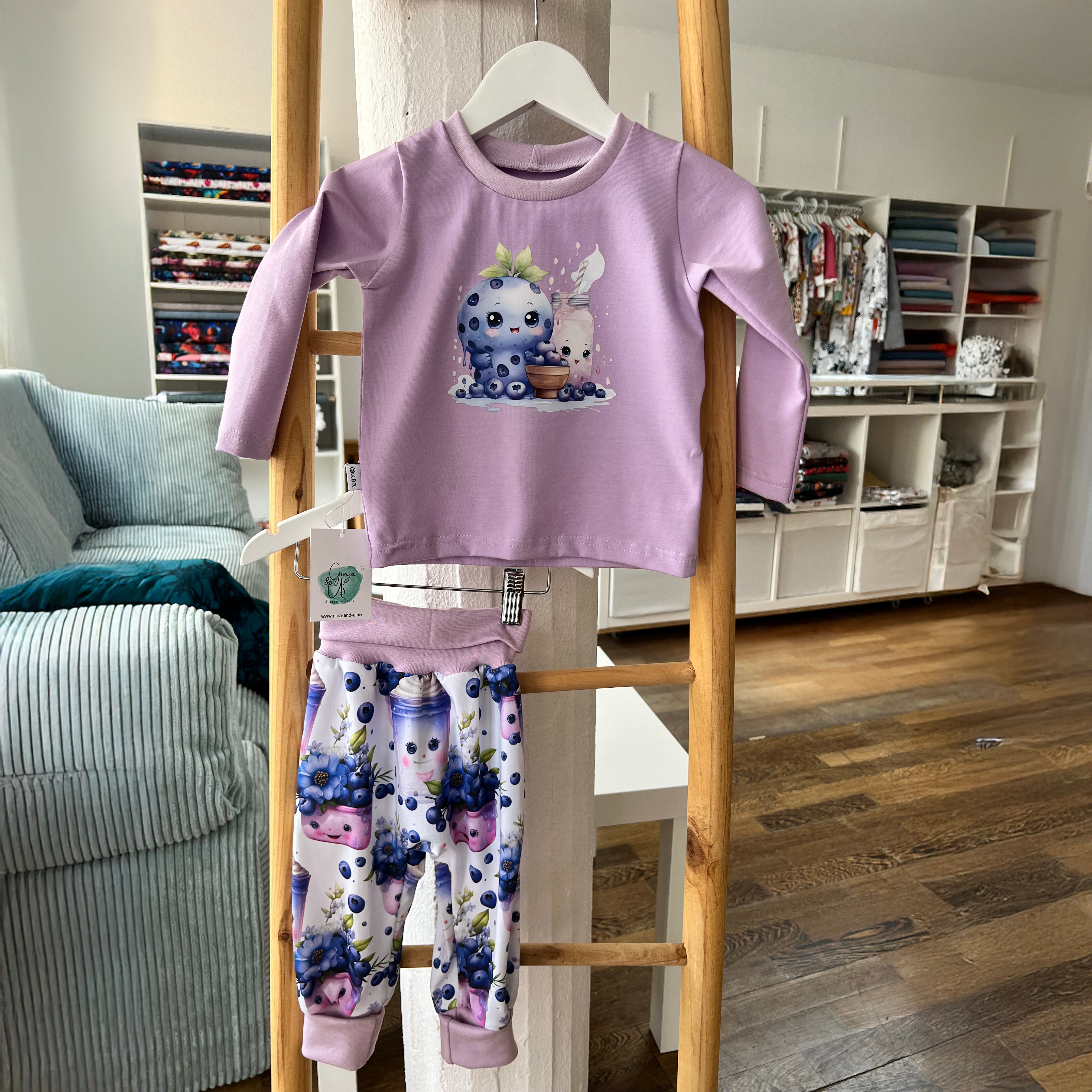 Kinderstoff Blaubeer Shake als Outfit für Kinder genäht mir Hose und Pullover