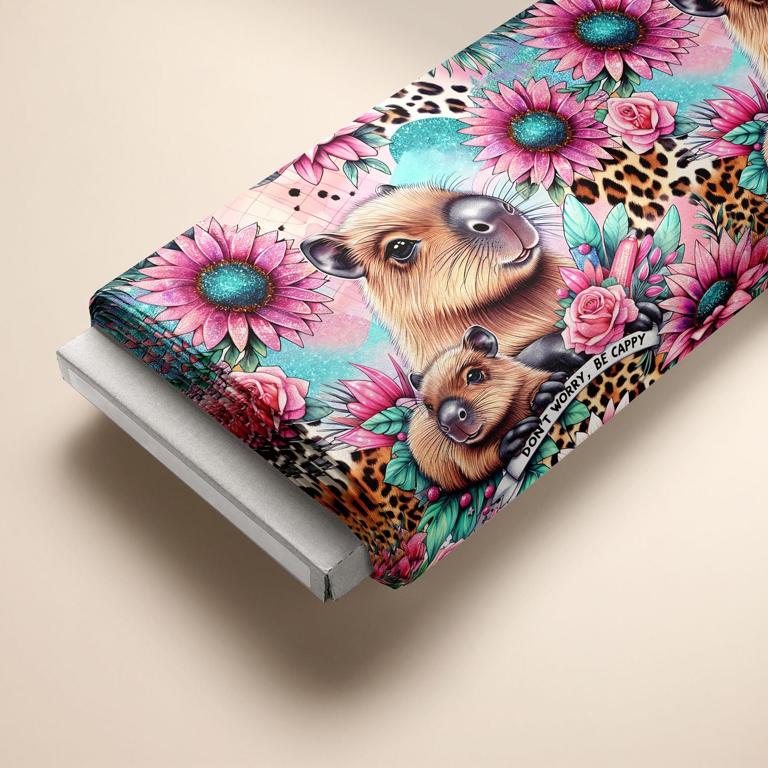 Kinderstoff Capybara mit Leo und pinken Blumen Mächenstoff