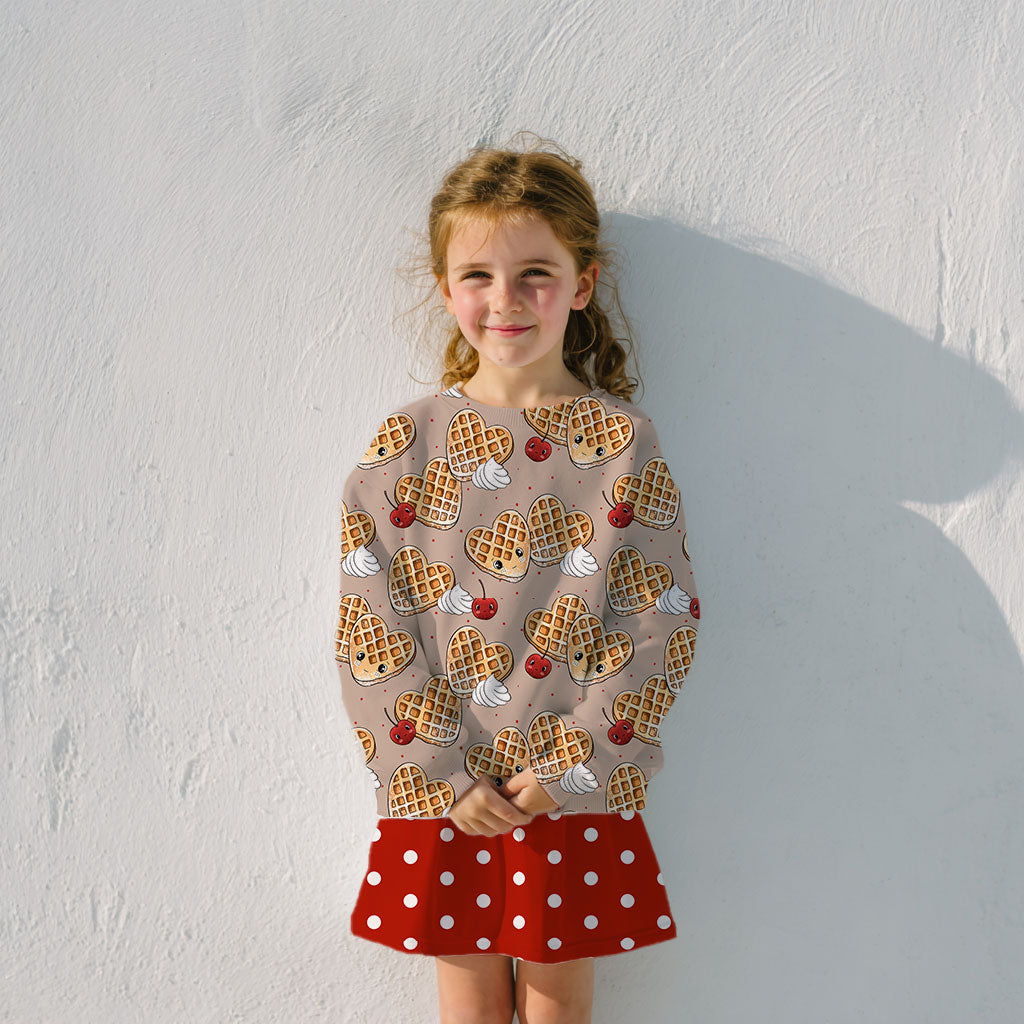 Kinderstoff Meterware süße Waffeln in herzchenform mit Sahne und Kirschen von Katzengold Design kombiniert mit weißen punkten auf rot stoff. als outfit für kinder genäht