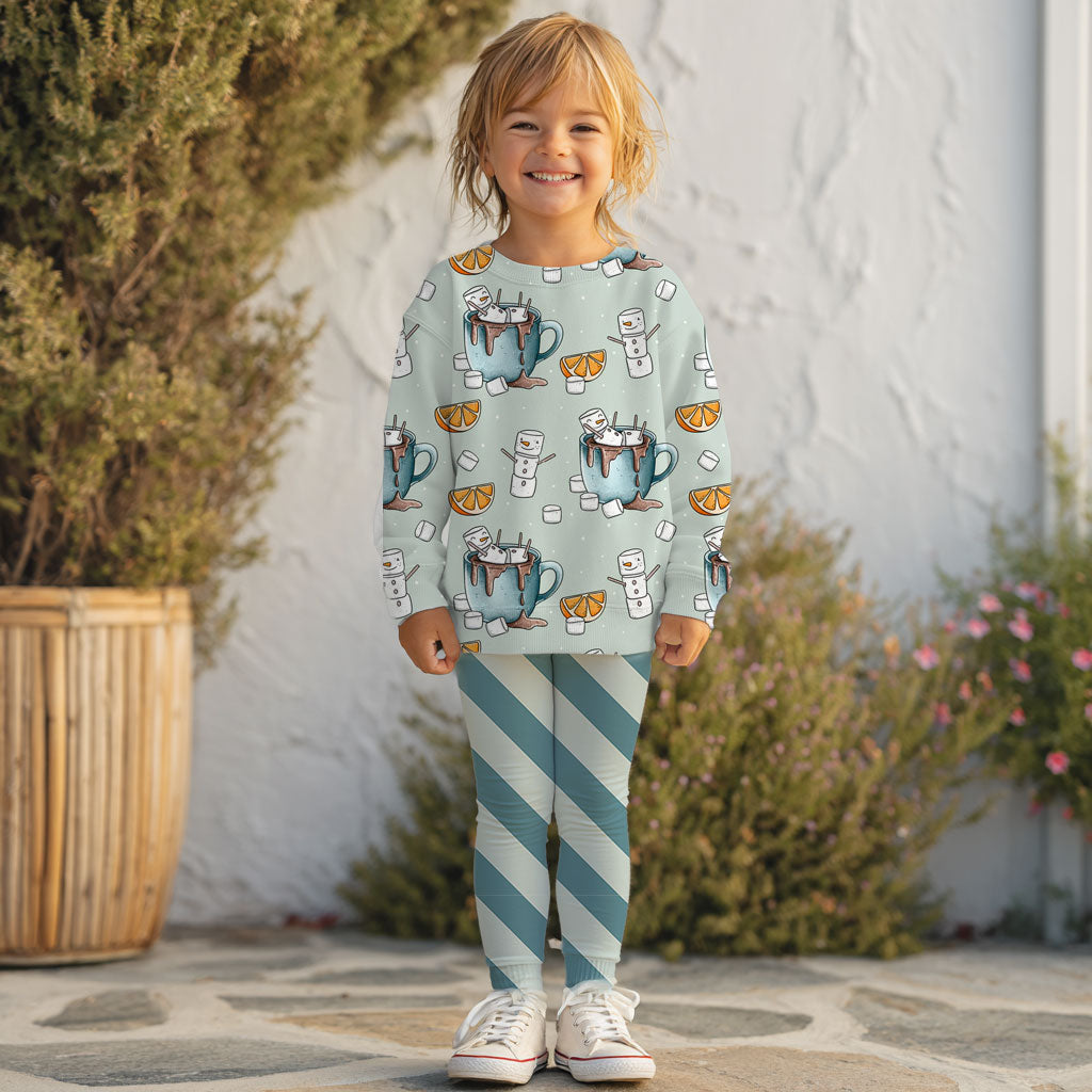 Junge mit genähtem Oufti aus Tassen und Querstreifenstoff