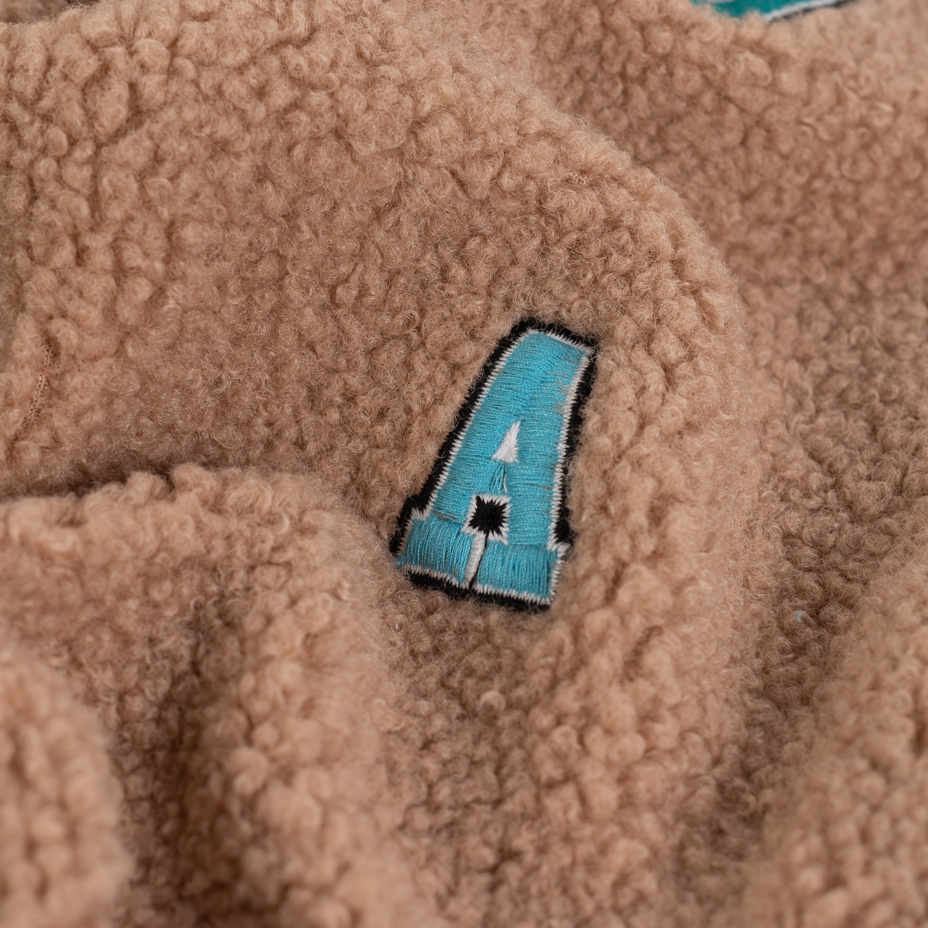 Teddy -Bouclé College Letters – taupe