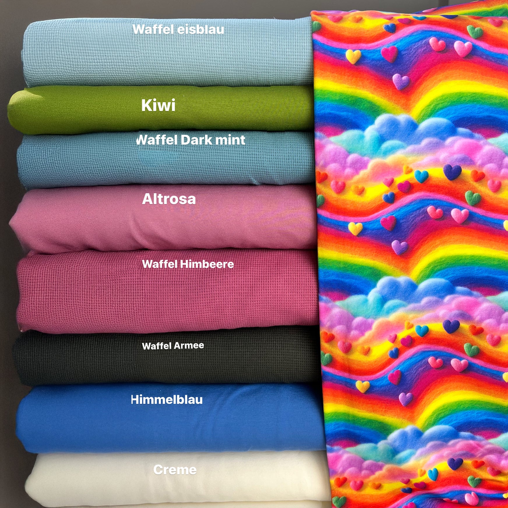 bunter Kinderstoff mit Regenbogen, Herzen und Wolken Kombistoffe