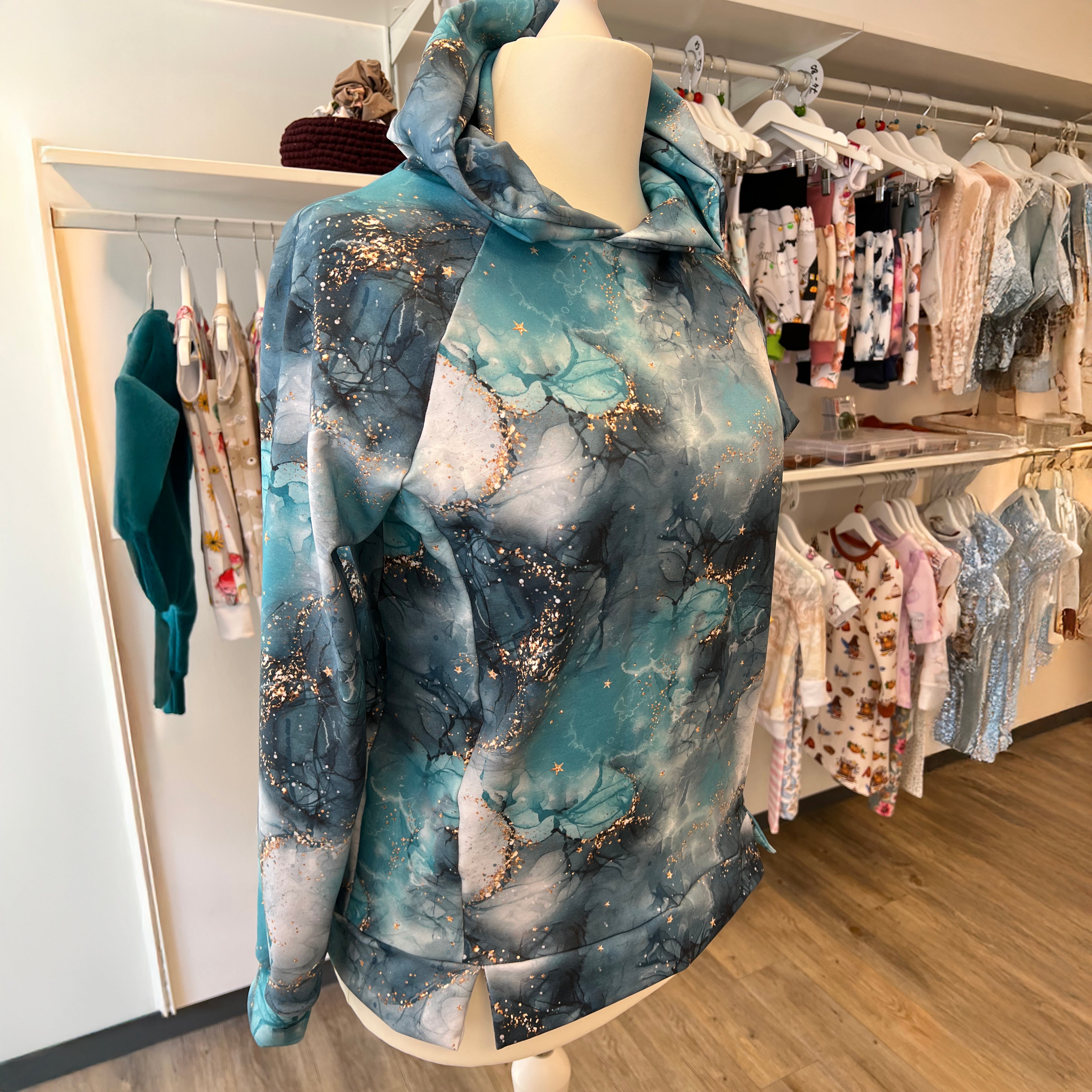Damenstoff mit blau und goldenen Marmormuster als Hoodie genäht