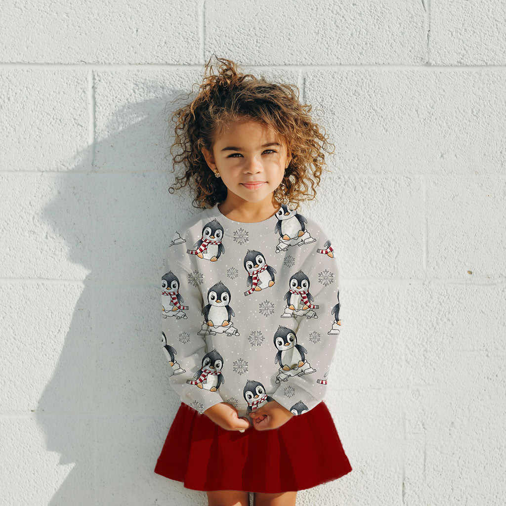 Kinderstoffe Meterware süße Pinguine mit  Schal auf grau mit Schneeflocken von Katzengold Design als Outfit mit rotem Rock