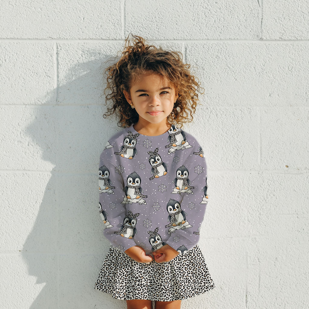 Kinderstoffe Meterware süße Pinguine mit Leo Schal und Leo Haarband auf Lila mit Schneeflocken von Katzengold Design als Outfit in Kombination mit Leorock